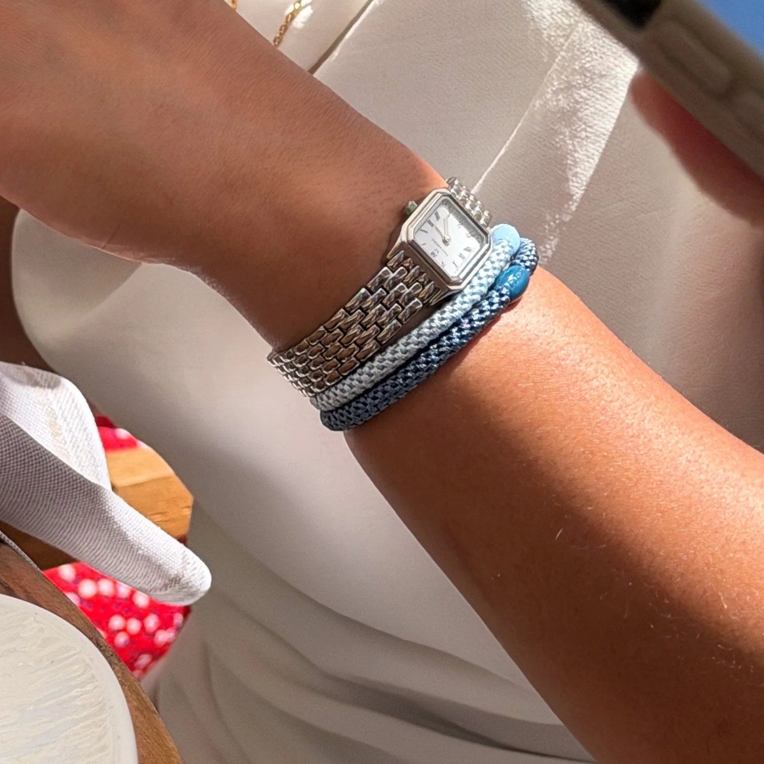 Élastique Kknekki bleu layette porté au poignet — nouveautés accessoires La Muse Geneva