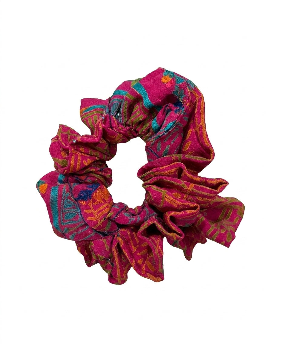 Chouchou Cofur en soie de sari upcyclée fuchsia, broderie kantha faite main turquoise et orange