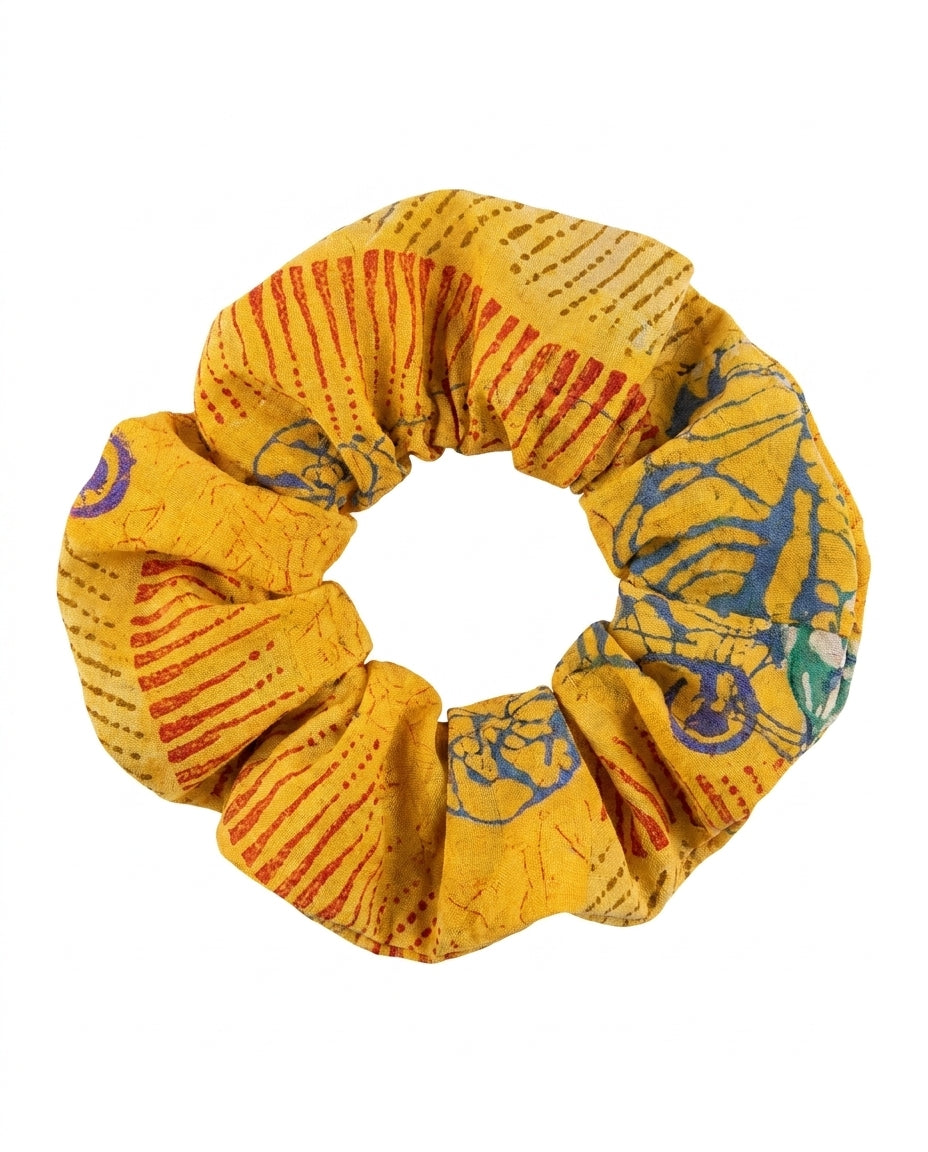 Chouchou Cofur en soie de sari upcyclée, batik jaune safran à motifs rouges et bleus