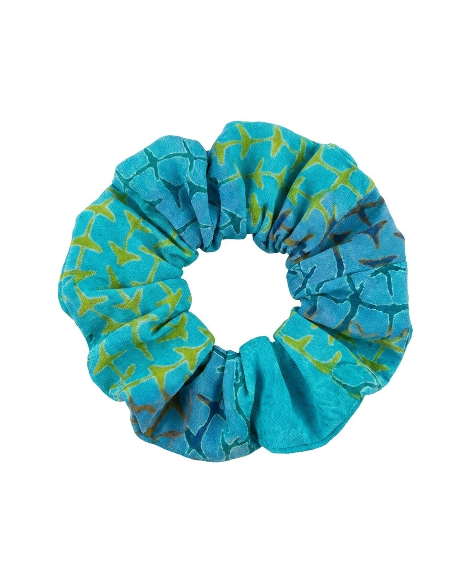Chouchou Cofur en soie de sari upcyclée turquoise à motif graphique vert anis
