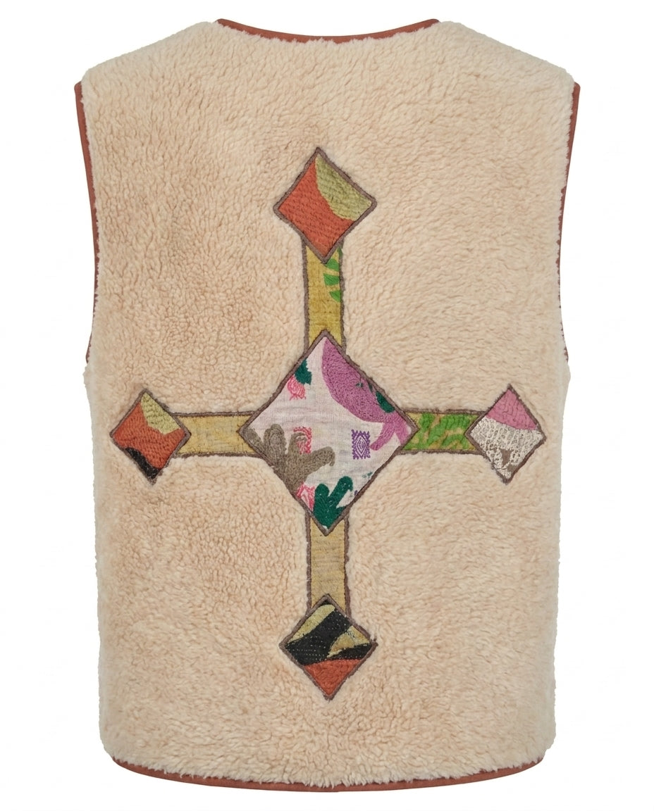 Dos du gilet Cofur écru, grande croix appliquée en patchwork kantha avec un oiseau rose au centre