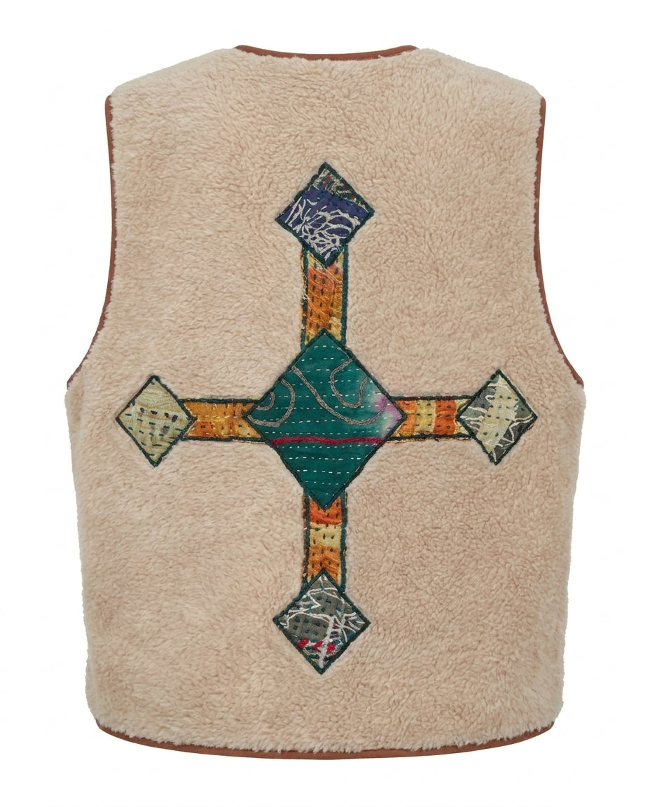 Dos du gilet Cofur écru, croix appliquée à losange vert sapin et bras orange