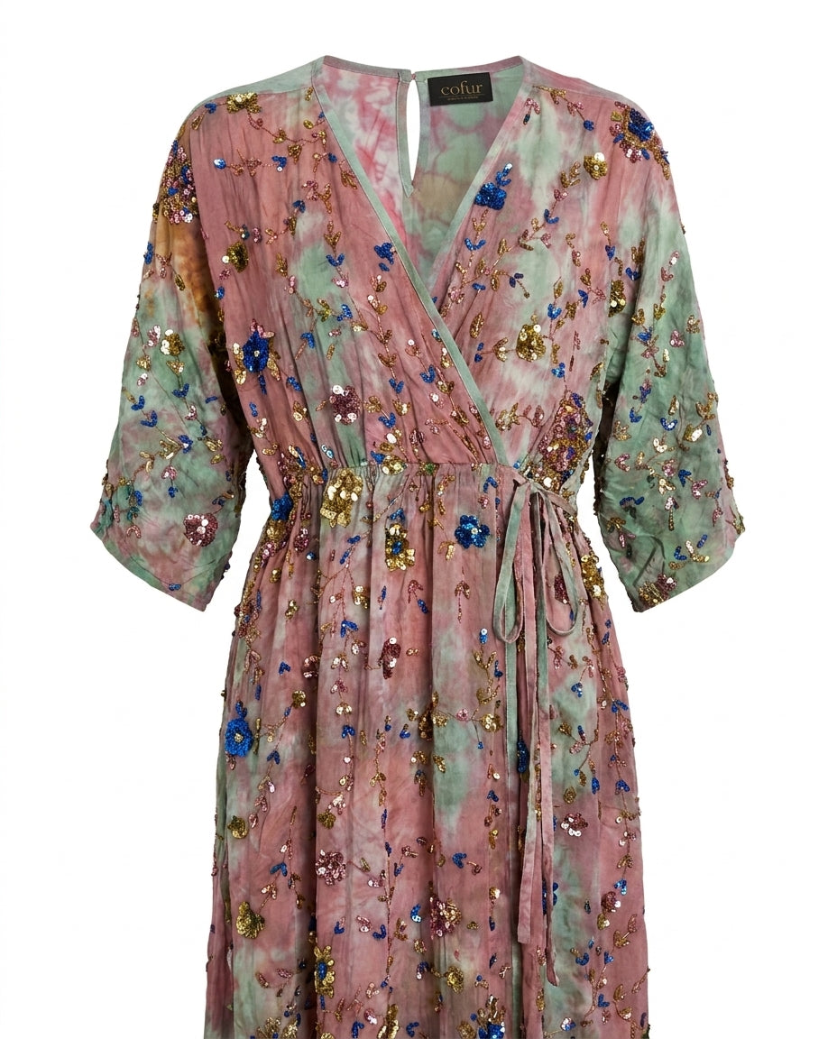 Détail de la broderie de sequins roses, bleus et dorés sur la robe Cofur « Bali » rose et vert d'eau