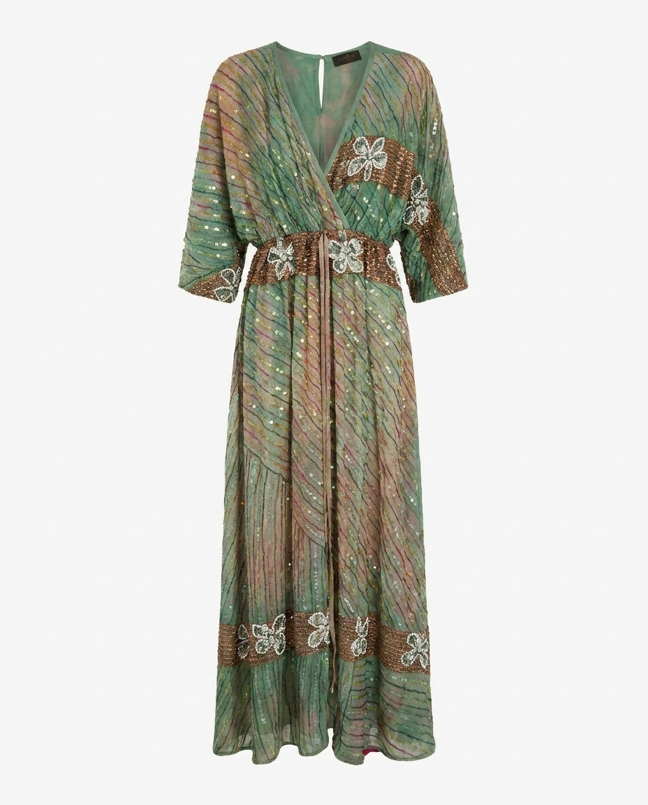 Robe portefeuille Cofur « Bali » en soie vert sauge, rayures de sequins et larges bandes de perles cuivrées à la taille et au bas