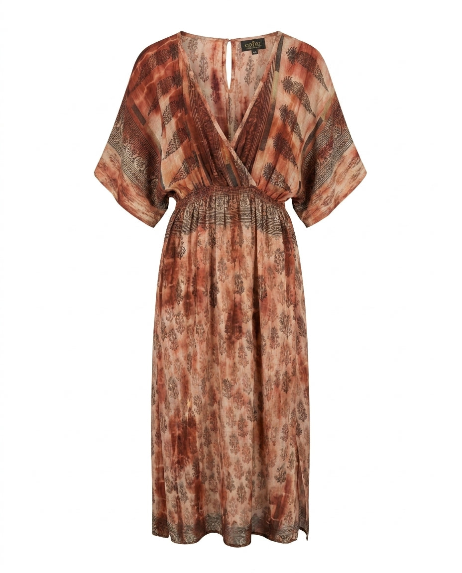 Robe portefeuille Cofur « Bali » en soie terracotta imprimée à la planche de bouquets et de frises brunes, large bordure au bas, taille smockée