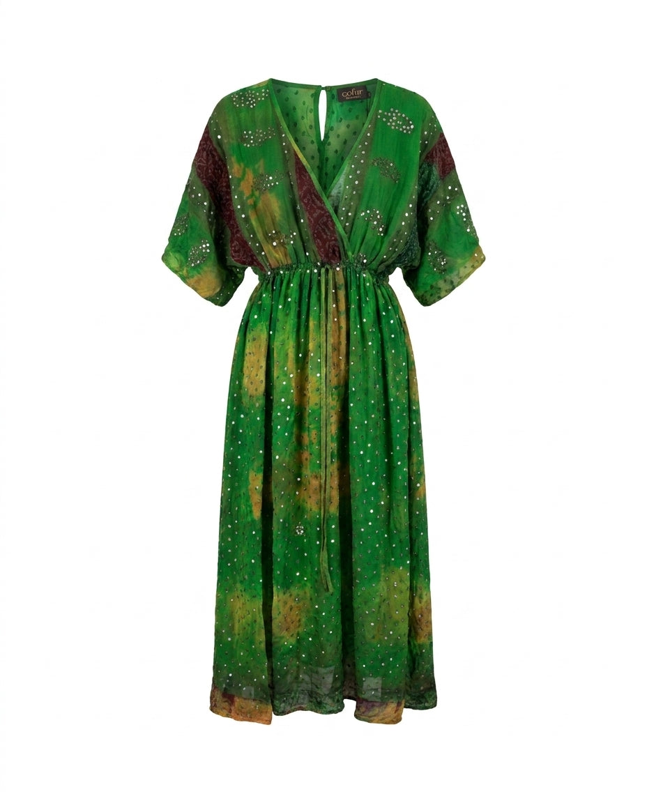 Robe portefeuille Cofur « Bali » en soie vert émeraude, minuscules miroirs cousus, échappées ocre et bordeaux