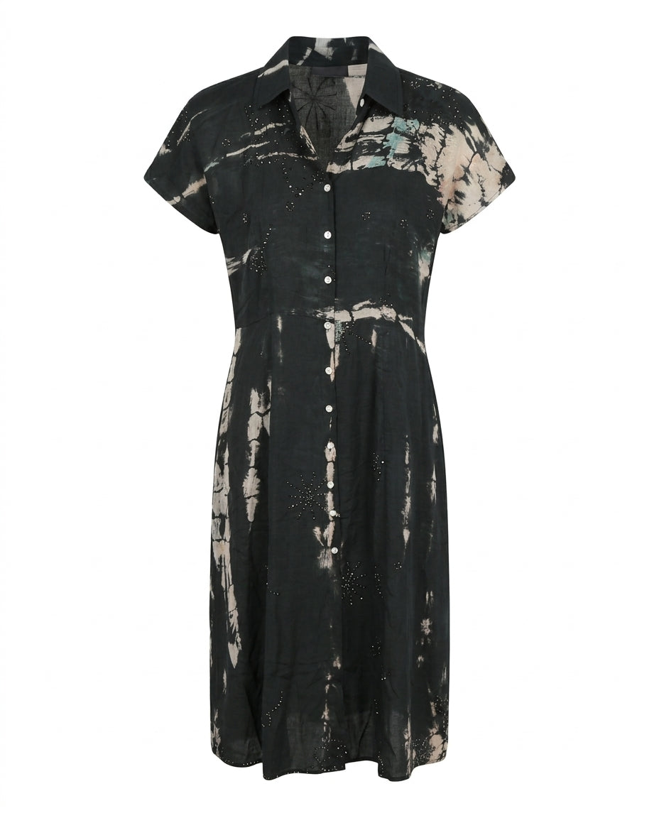 Robe-chemise Cofur en soie upcyclée, tie and dye noir et écru, constellations de paillettes noires, col chemise et manches courtes à revers