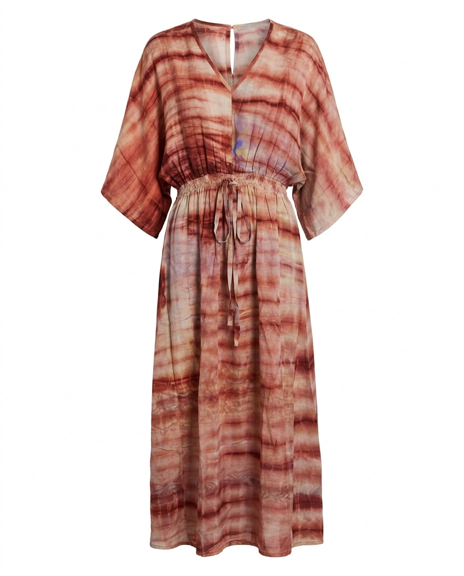 Robe kaftan Cofur « Lombock » en soie teinte à la main, vagues terracotta, brique et rose pâle, taille smockée à cordon et manches kimono