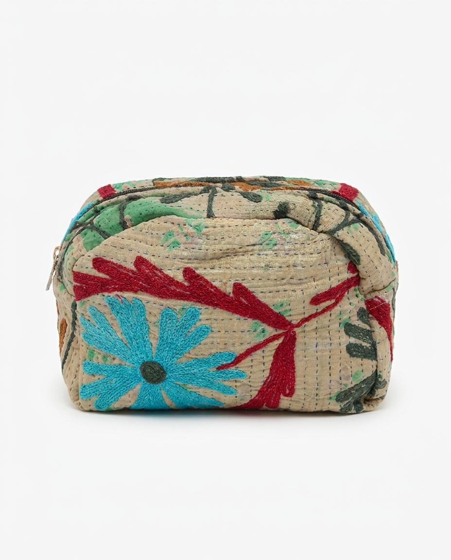 Trousse de toilette Cofur en sari ancien écru, brodée main d'une grande marguerite turquoise et de feuilles rouge carmin