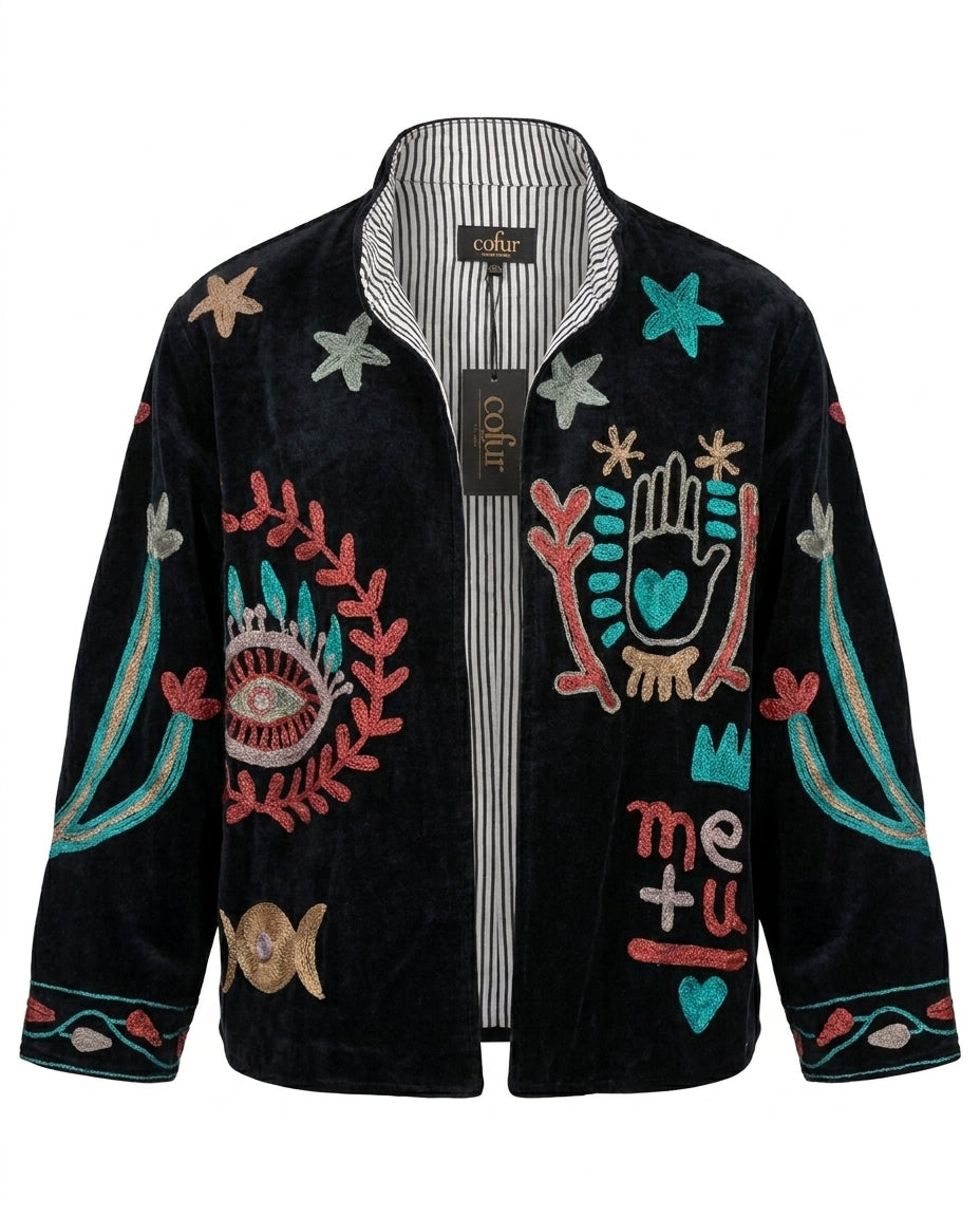 Veste en velours noir Cofur, brodée main d'un œil, d'une main protectrice, d'étoiles et de « me + u », col officier, vue de face