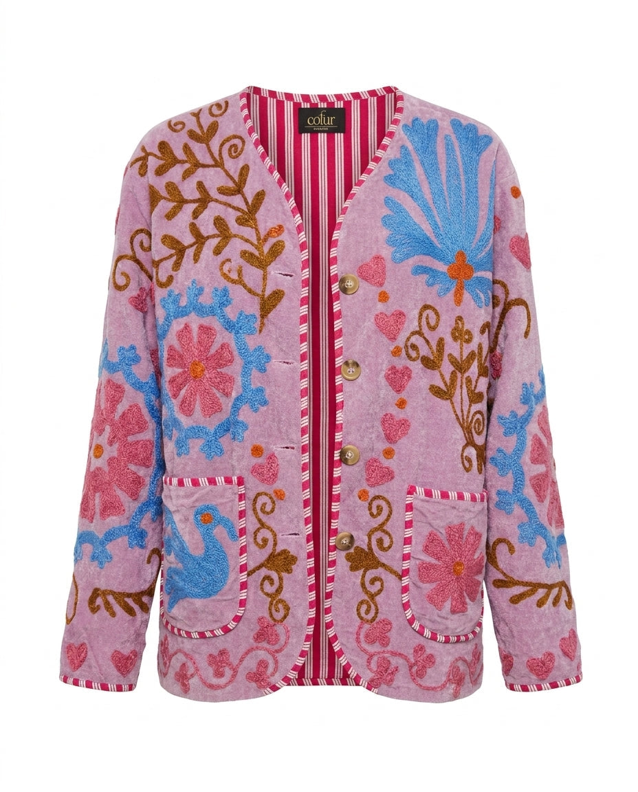Veste en velours lilas Cofur, brodée main de fleurs roses et bleues, de cœurs et d'oiseaux, passepoil rayé framboise, vue de face