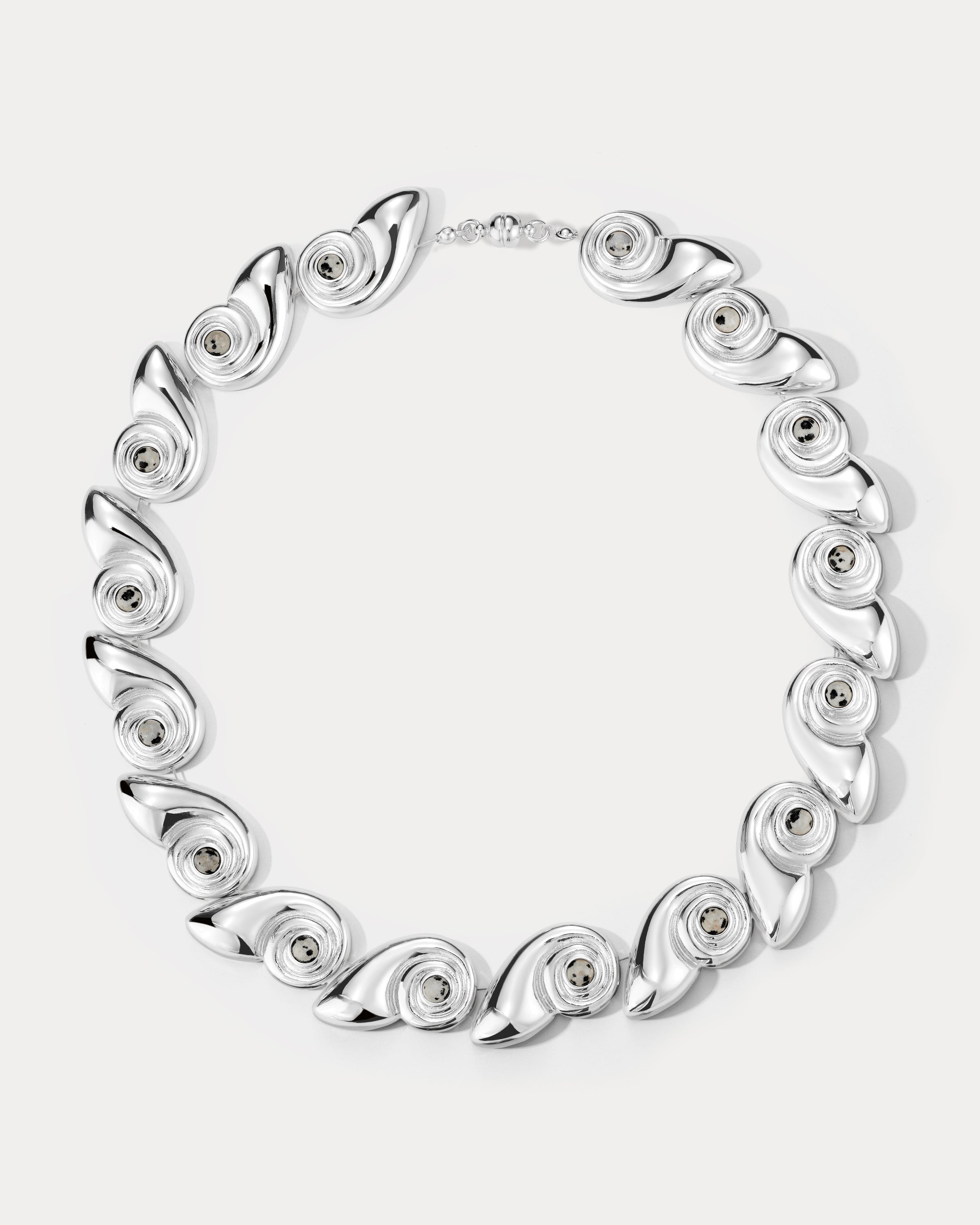 Collier plastron « Palma » LUV AJ, finition argentée