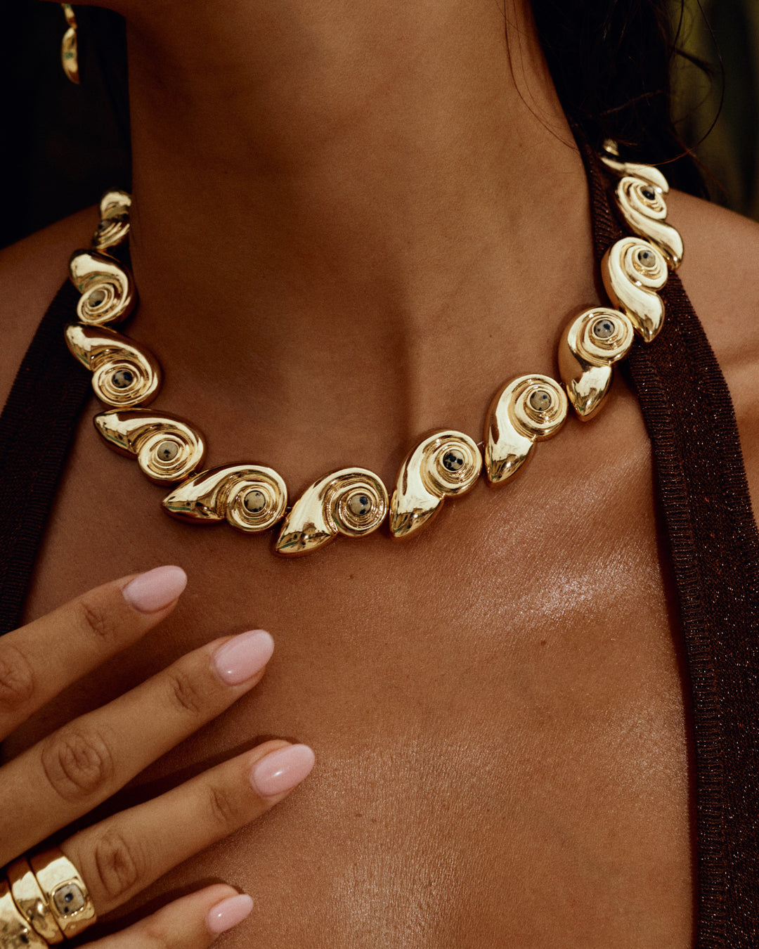Collier plastron « Palma » LUV AJ porté