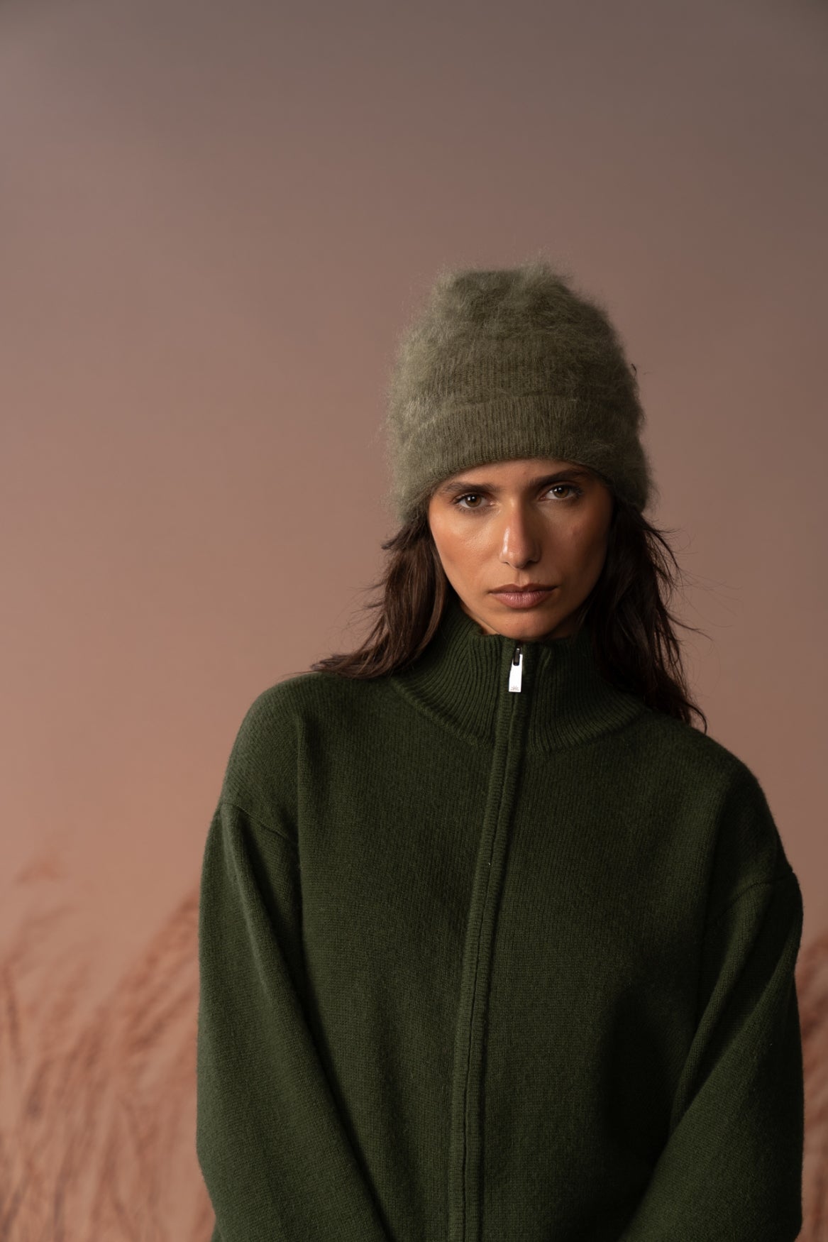 Bonnet brossé Byron COLORUSH en coloris Kiwi, porté de face avec une veste zippée verte