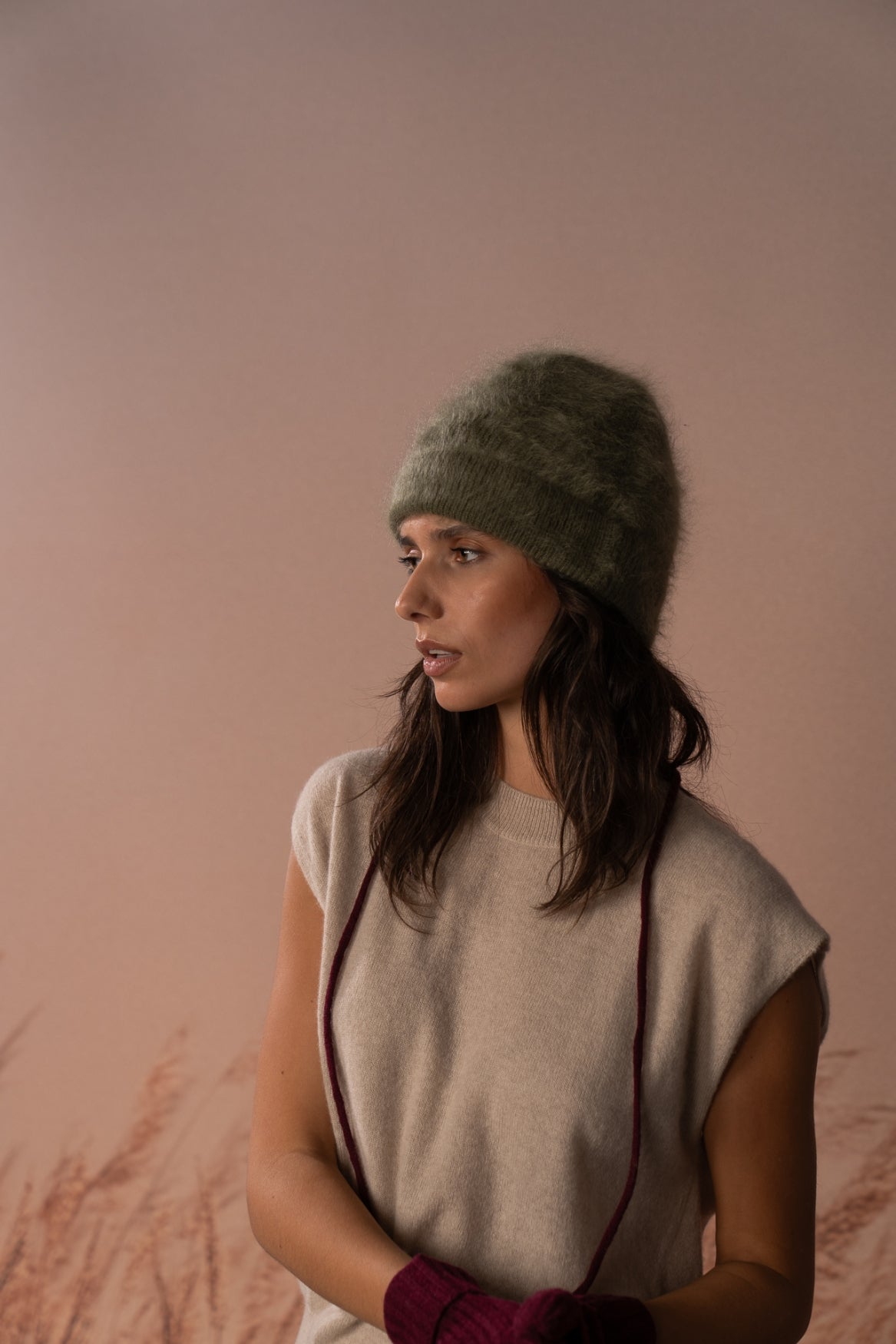Bonnet brossé Byron COLORUSH en coloris Kiwi, vu de profil avec un débardeur en maille beige