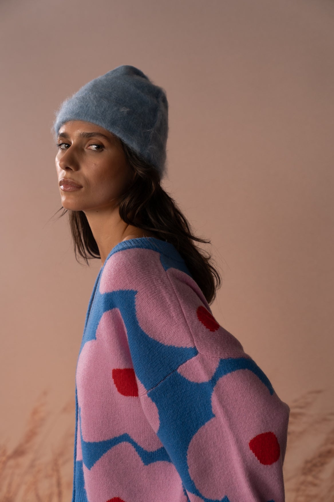 Bonnet brossé Byron COLORUSH en coloris Stonewash, vu de trois quarts dos, regard par-dessus l'épaule