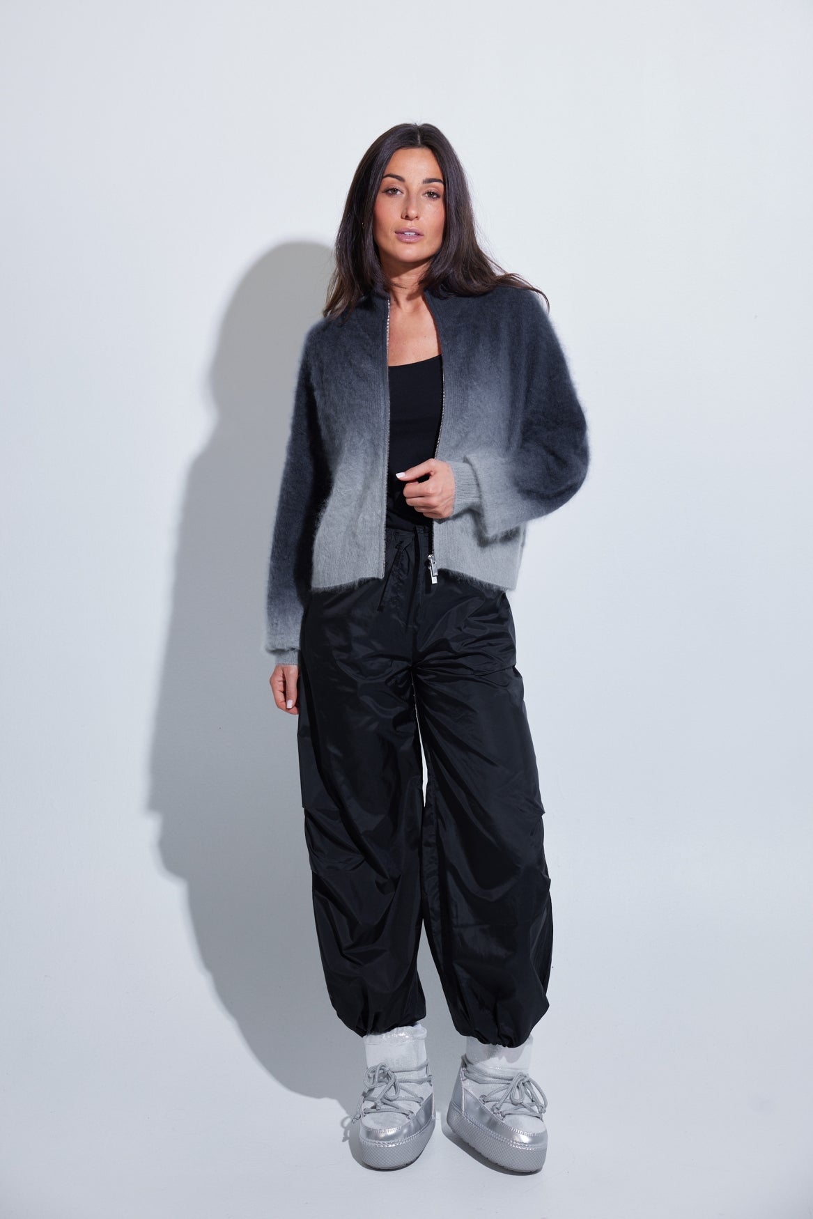 Veste COLORUSH Dip Toto en coloris Shadow Fade, silhouette en pied avec un pantalon cargo noir