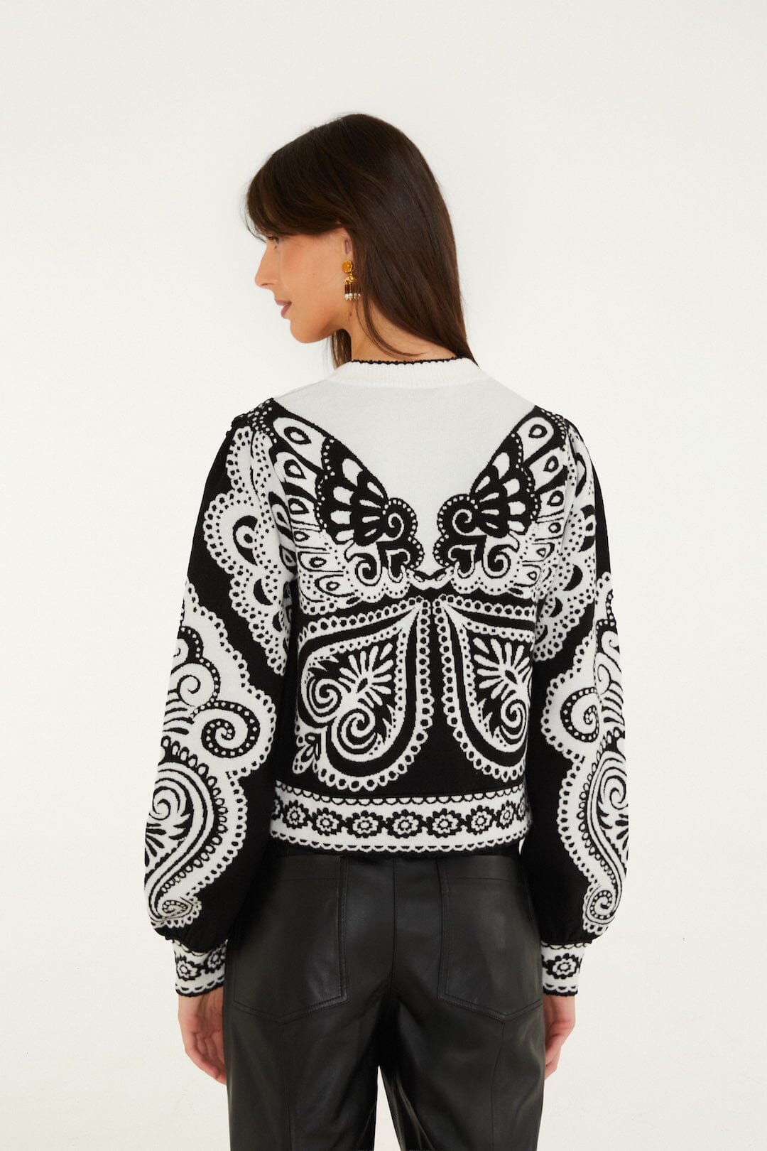 Cardigan court en maille FARM Rio noir et blanc, grand papillon arabesque dans le dos – vue de dos
