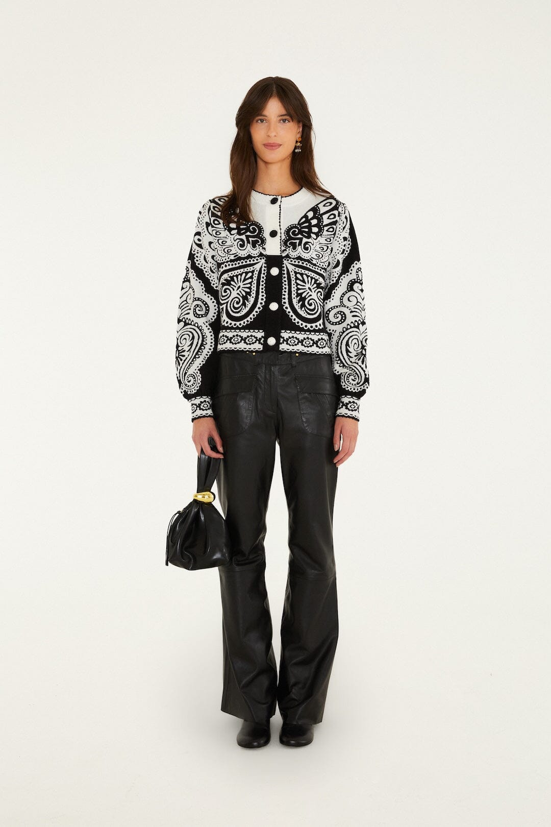Cardigan court en maille FARM Rio noir et blanc avec pantalon noir et sac à main – look complet