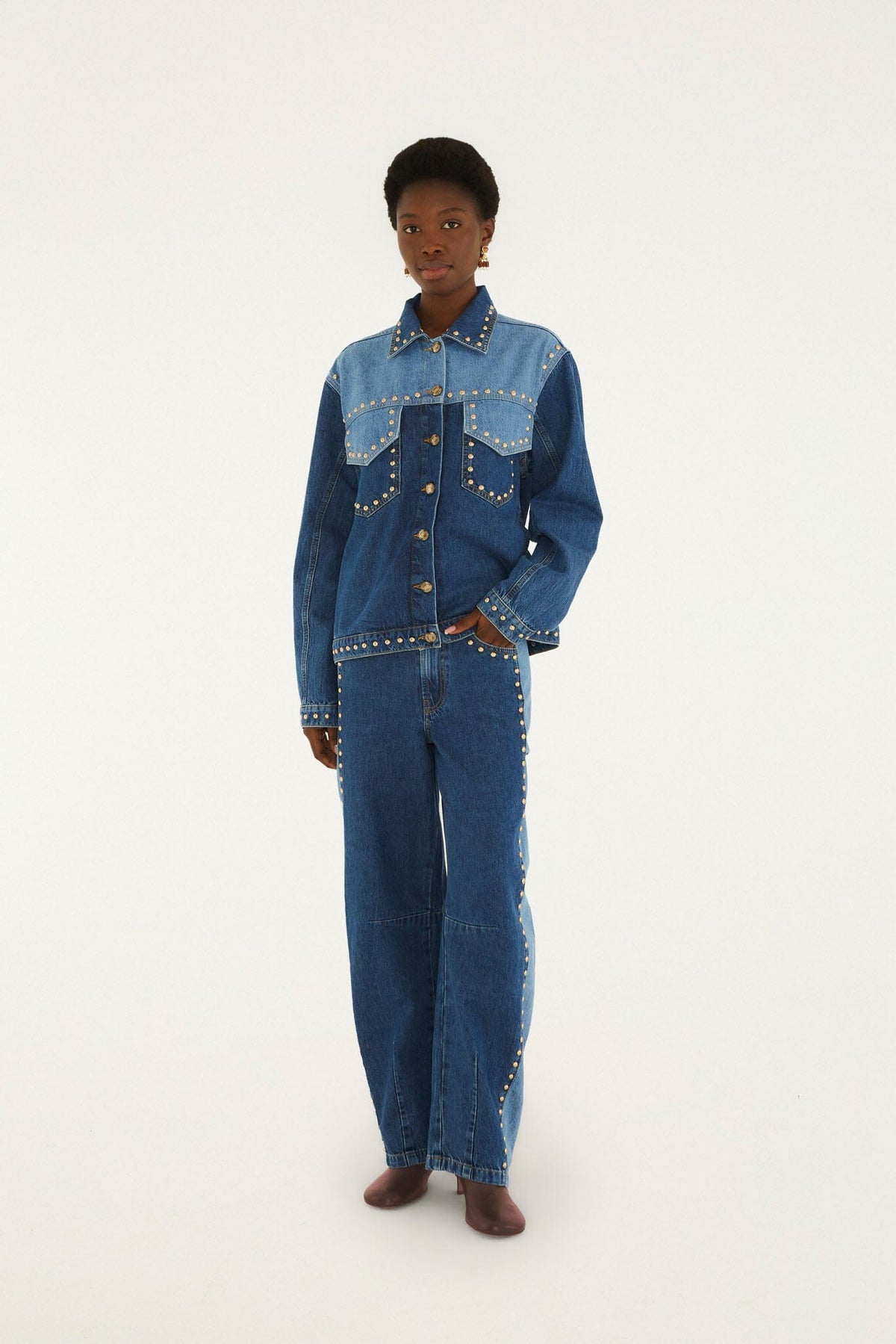 Pantalon en denim bleu FARM Rio à clous métal dorés le long des coutures latérales, coupe droite — vue 1