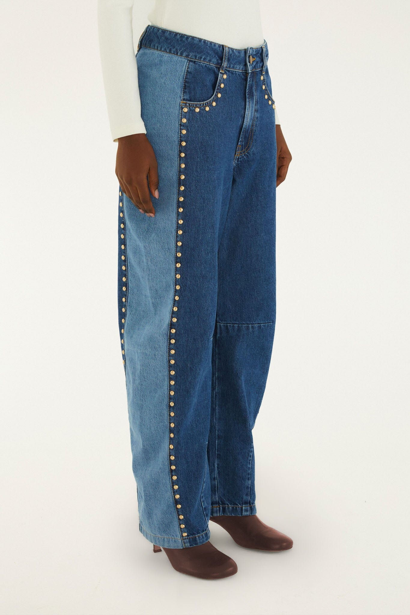 Pantalon en denim bleu FARM Rio à clous métal dorés le long des coutures latérales, coupe droite — vue 2