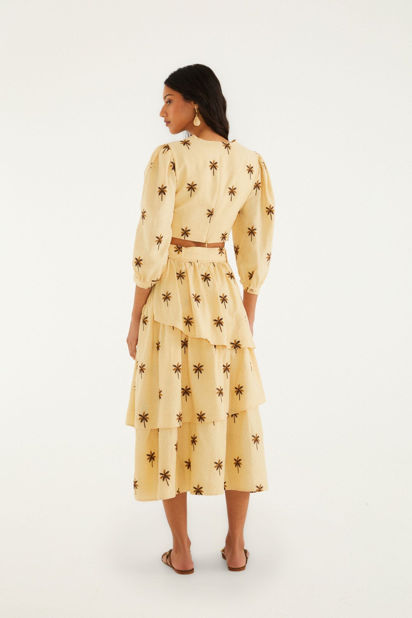 Jupe mi-longue FARM Rio en lin et viscose sable, broderie d'arbres, volants et boucle en bambou, détail de l'imprimé