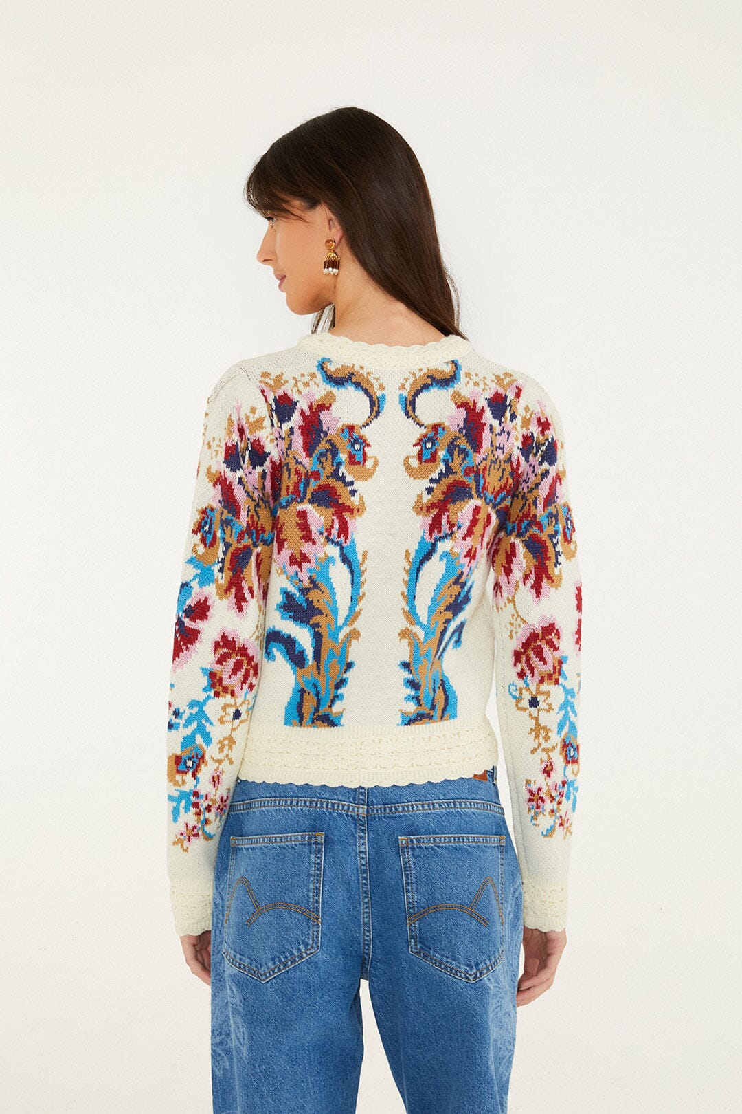 Pull court en maille FARM Rio écru à motif arabesque porté avec un jean – vue de dos