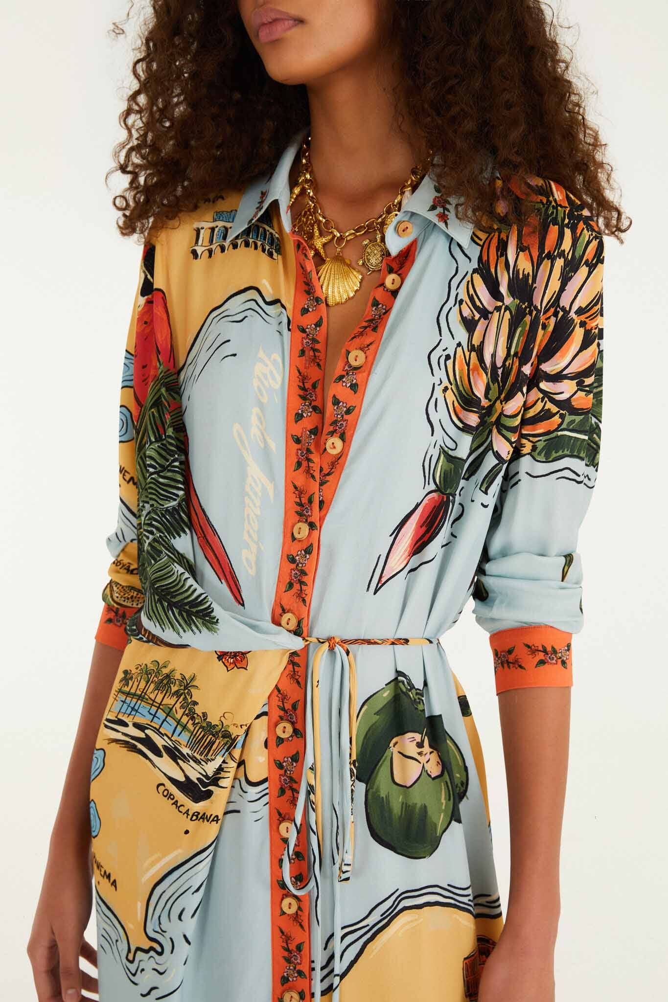 Robe longue chemise FARM Rio en viscose à imprimé Beaches Path multicolore et bordure orange, vue de dos