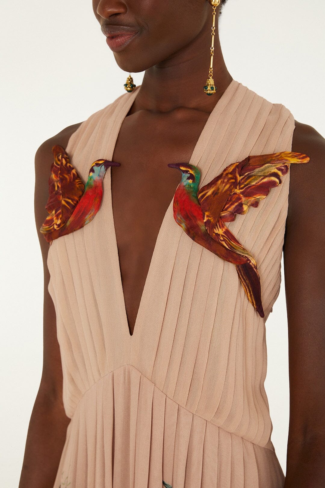 Robe longue FARM Rio Bird Poetry rose poudré, deux colibris appliqués sur le décolleté plongeant plissé – détail