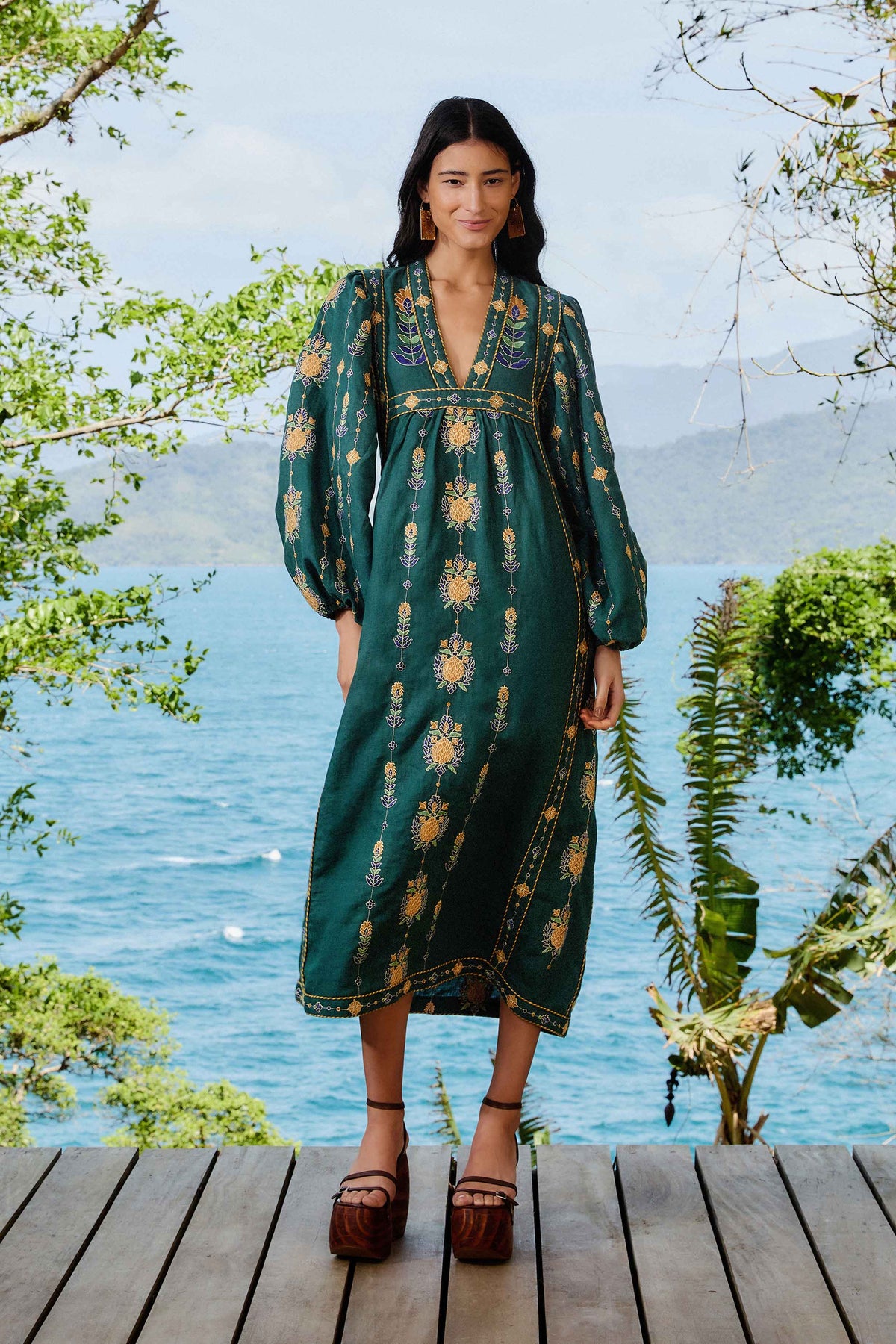 Robe tunique brodée FARM Rio Pineapple verte portée en bord de mer
