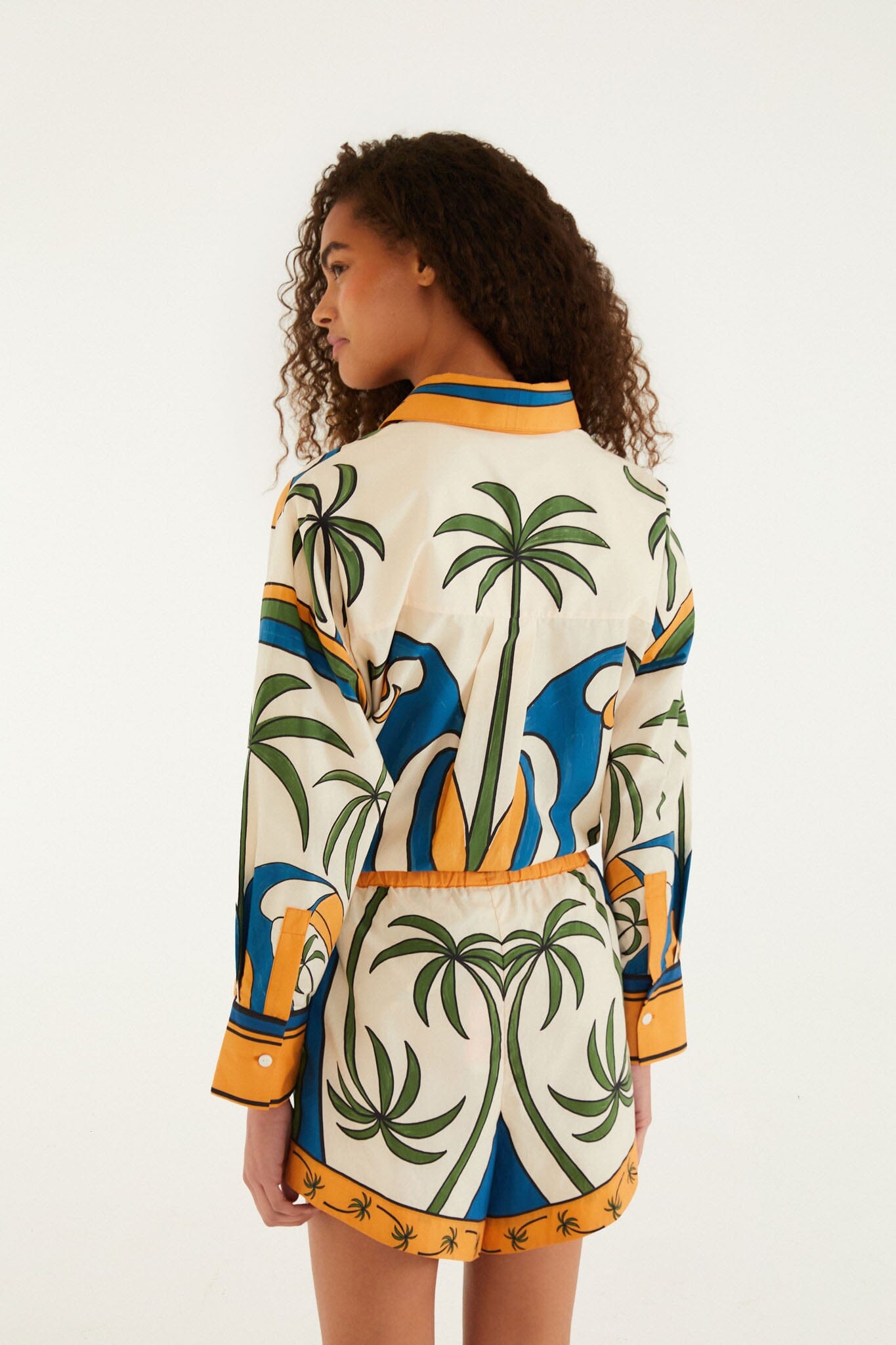 Short FARM Rio en coton à imprimé Tropical Graphic multicolore, taille à cordon et bordure palmier, détail de l'imprimé