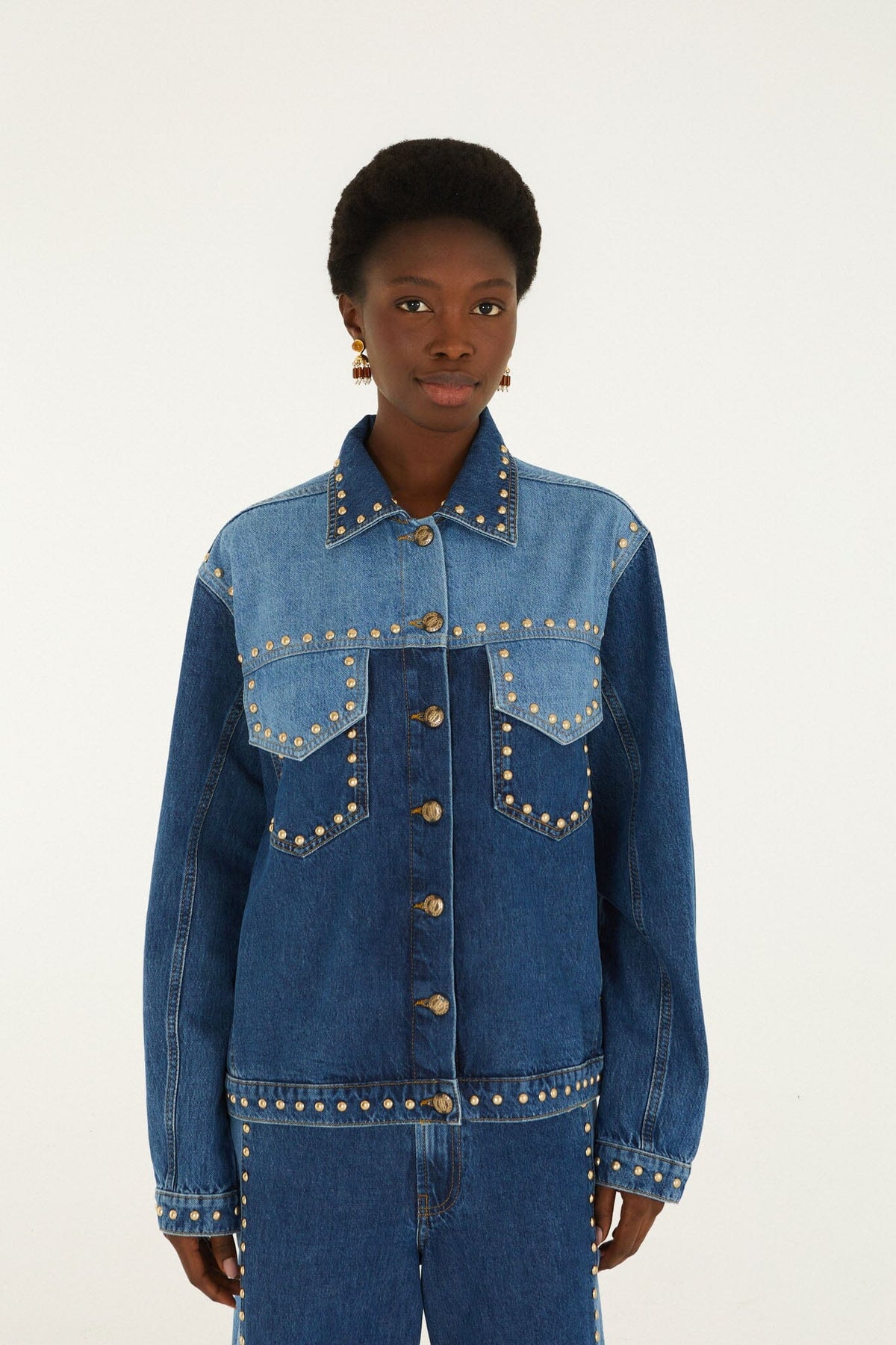 Veste en denim bicolore FARM Rio couverte de clous métal dorés, col chemise et poches plaquées — vue 1