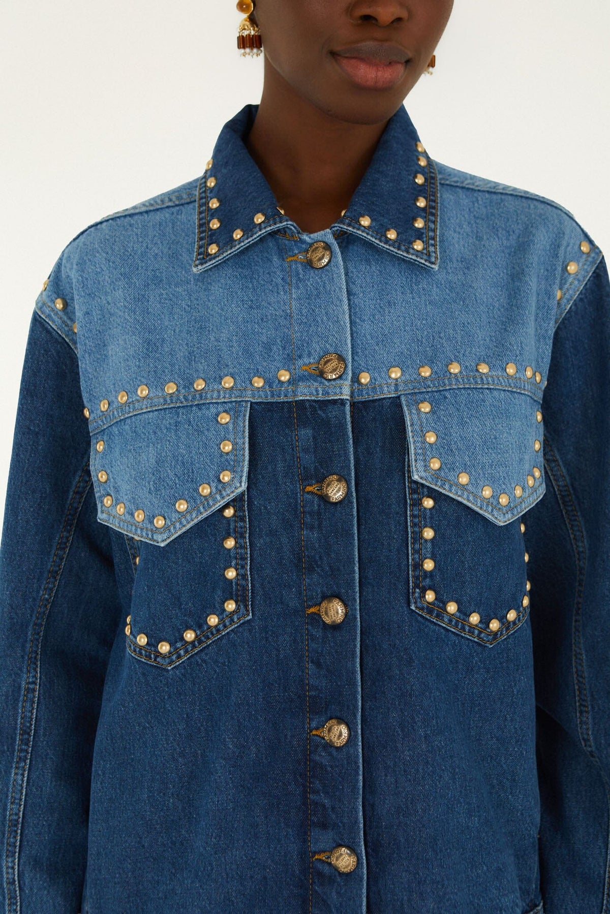 Veste en denim bicolore FARM Rio couverte de clous métal dorés, col chemise et poches plaquées — vue 2