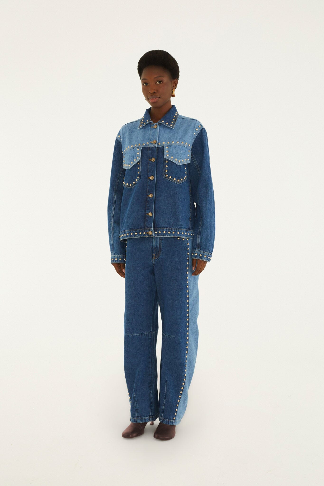 Veste en denim bicolore FARM Rio couverte de clous métal dorés, col chemise et poches plaquées — vue 4