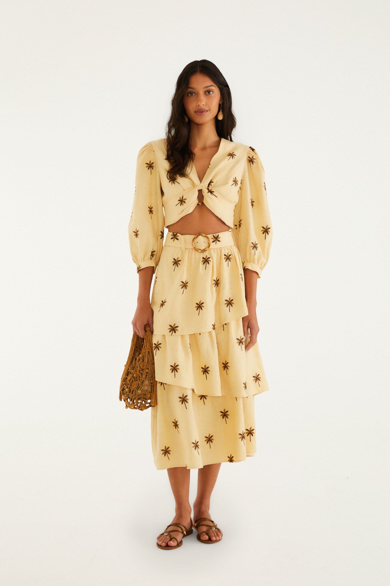 Top court FARM Rio en lin et viscose sable, broderie d'arbres, encolure en V et boucle en bambou, vue de dos