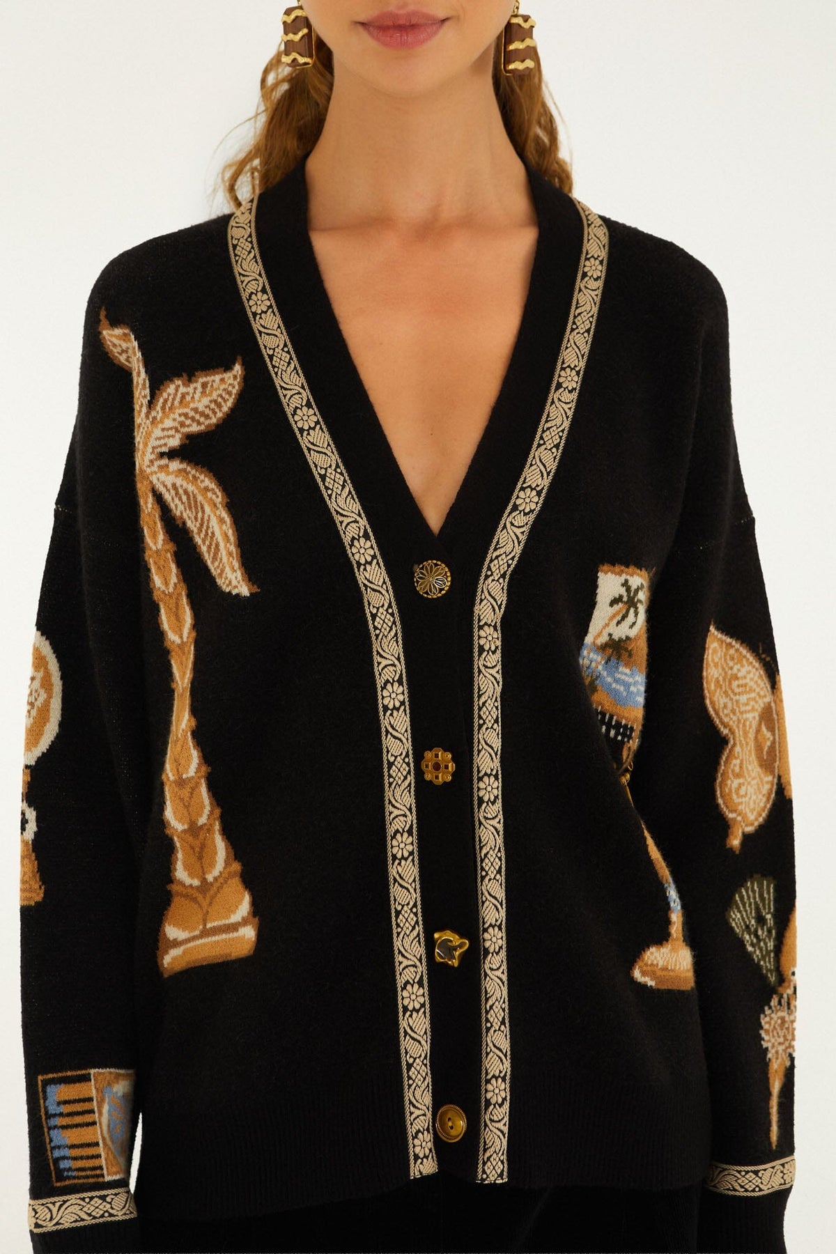 Cardigan en maille noire FARM Rio à imprimé souvenirs de voyage or, crème et bleu, col V et boutons métal dorés — vue 2
