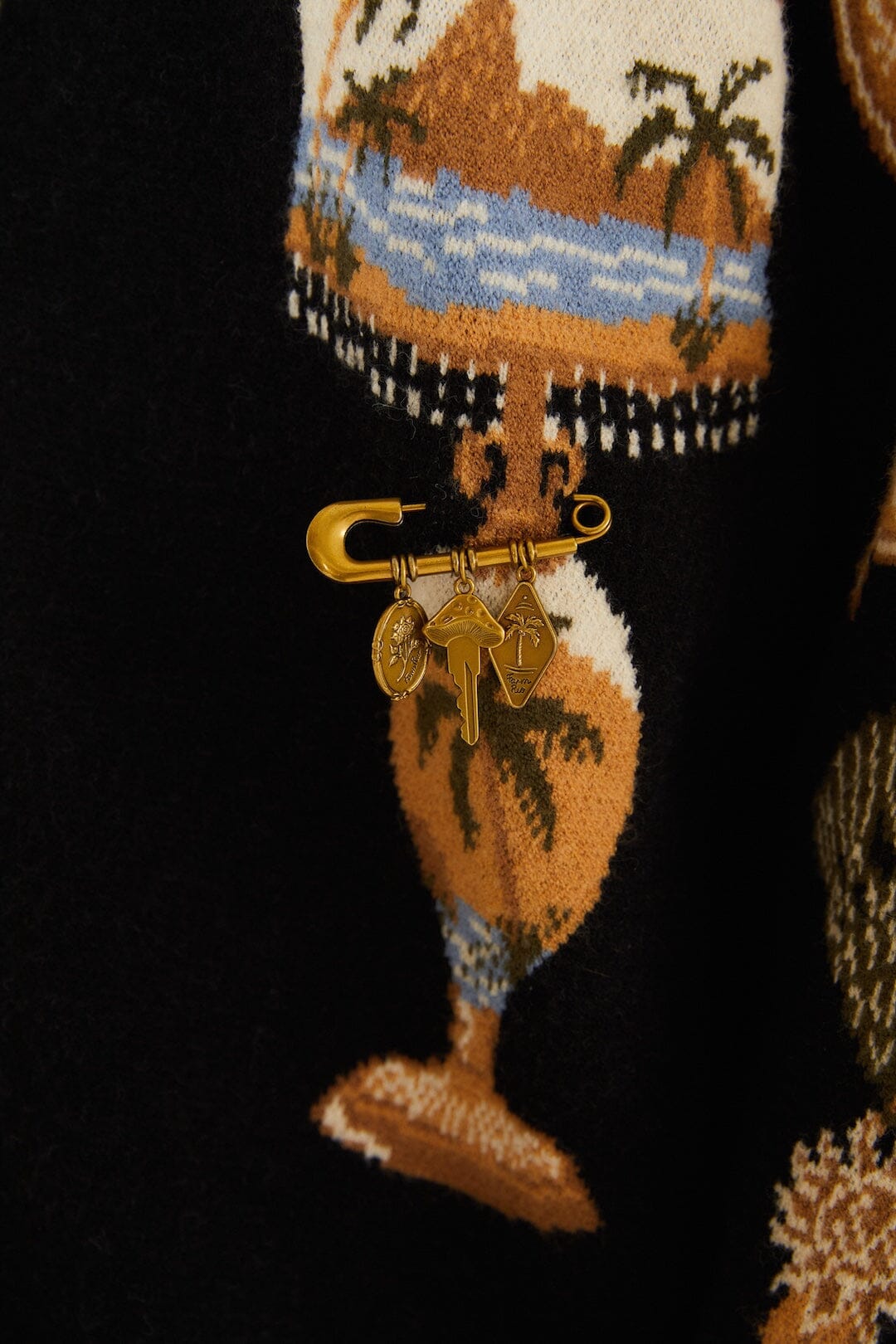 Cardigan en maille noire FARM Rio à imprimé souvenirs de voyage or, crème et bleu, col V et boutons métal dorés — vue 5
