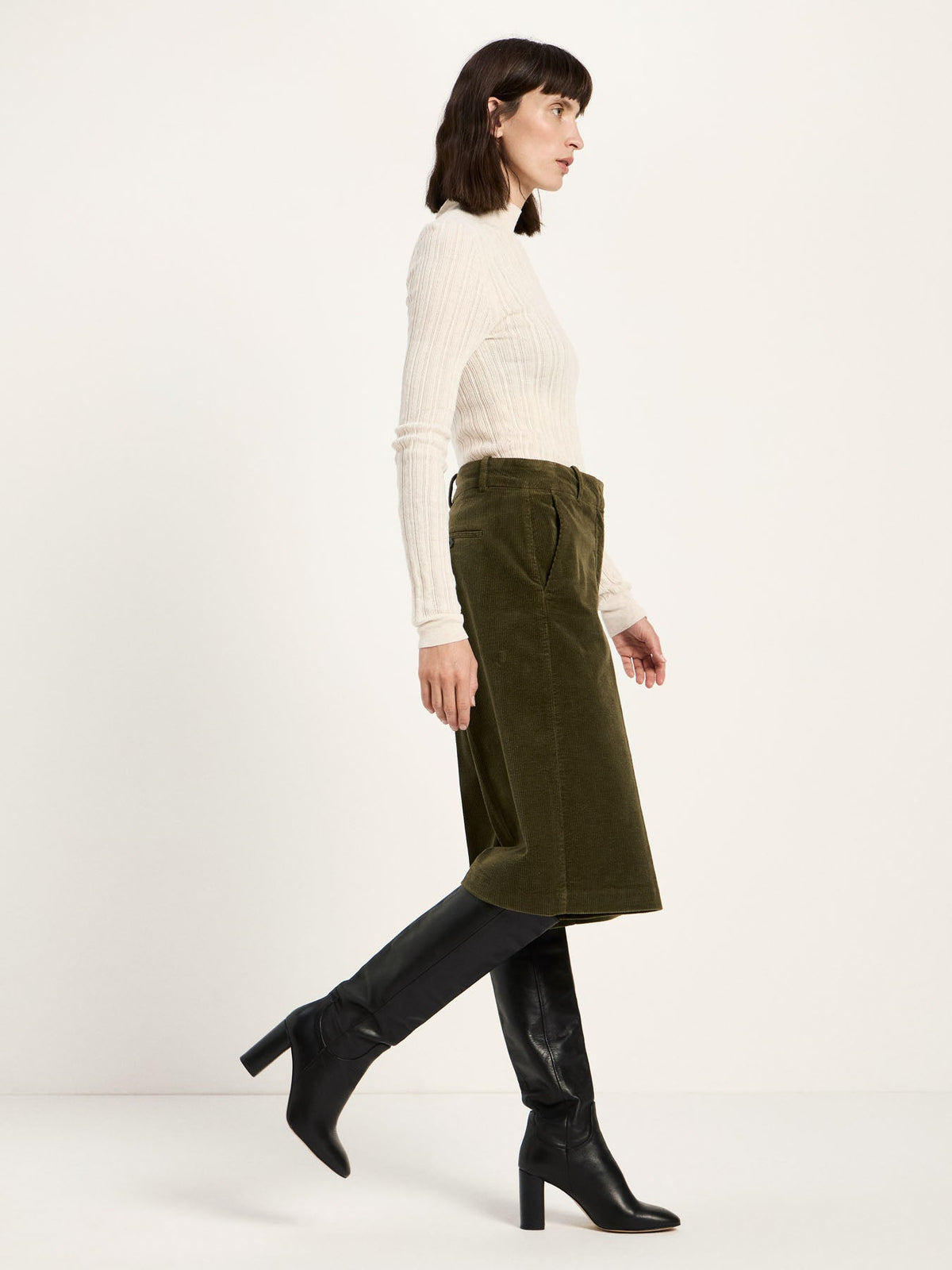 Bermuda en velours côtelé LANIUS Turtle kaki – vue de profil, longueur genou