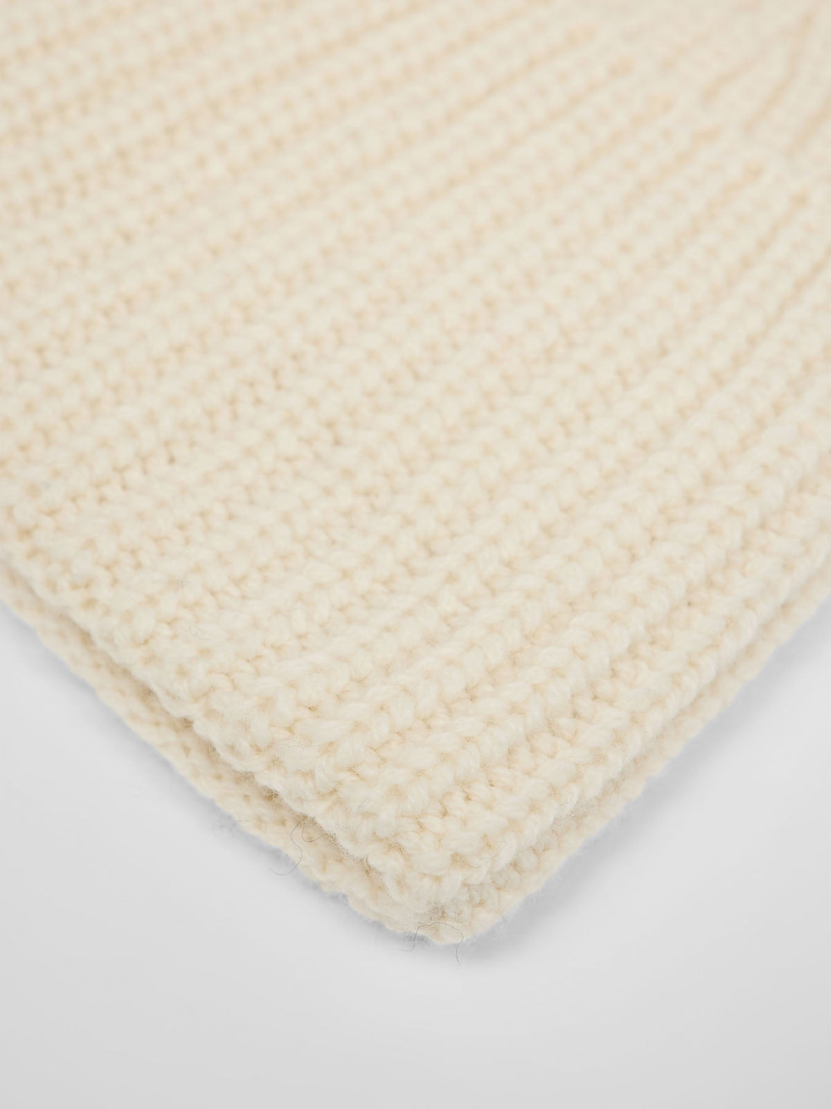Bonnet côtelé LANIUS Blanc cassé – détail de la maille côtelée