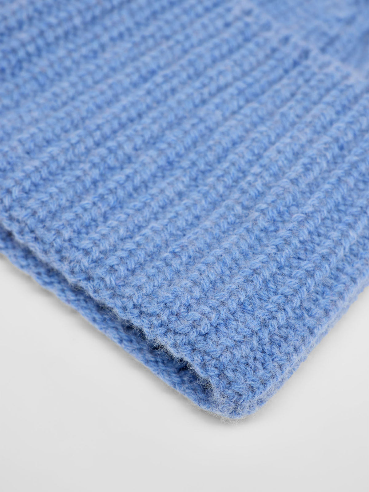 Bonnet côtelé LANIUS Bleu clair chiné – détail de la maille côtelée