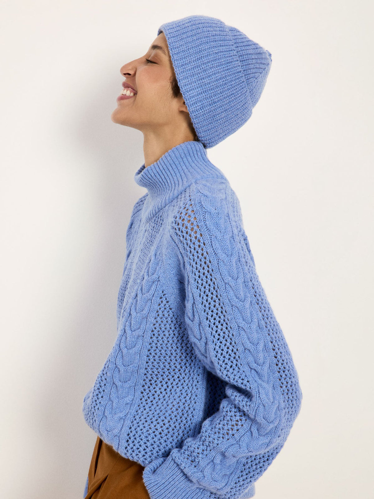 Bonnet côtelé LANIUS Bleu clair chiné – porté, vue de profil