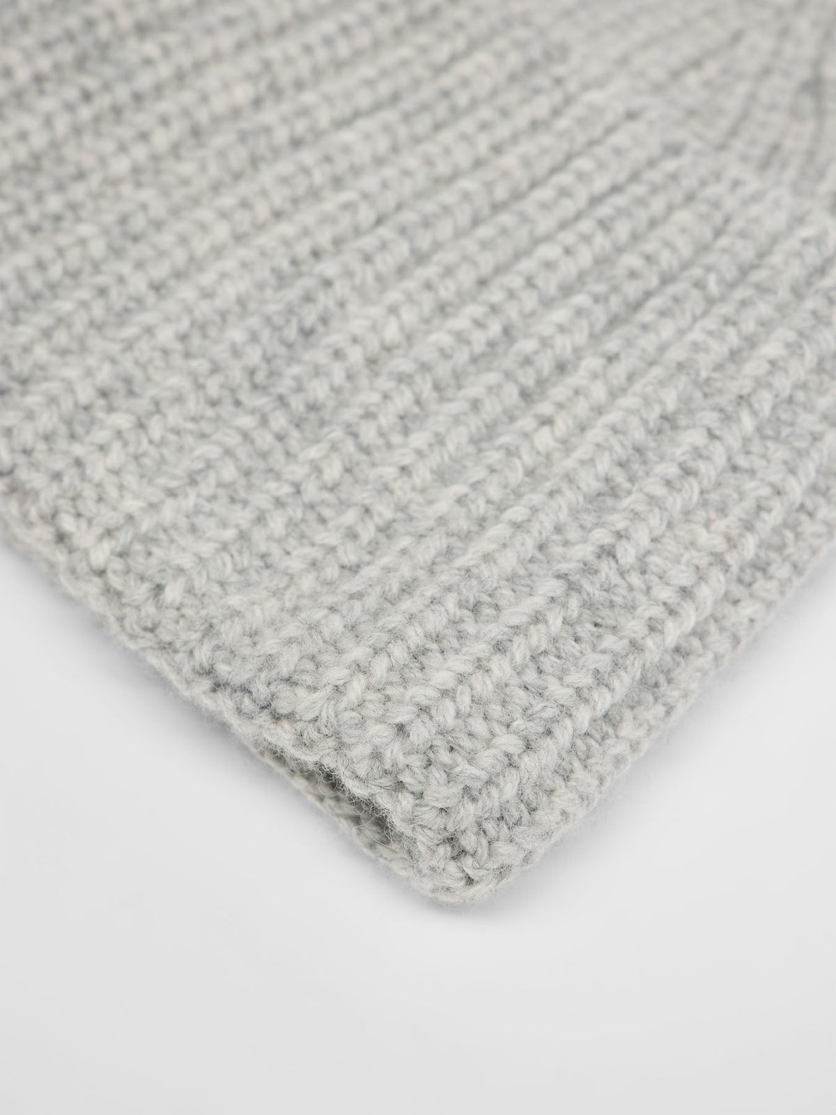 Bonnet côtelé LANIUS Gris chiné – détail de la maille côtelée