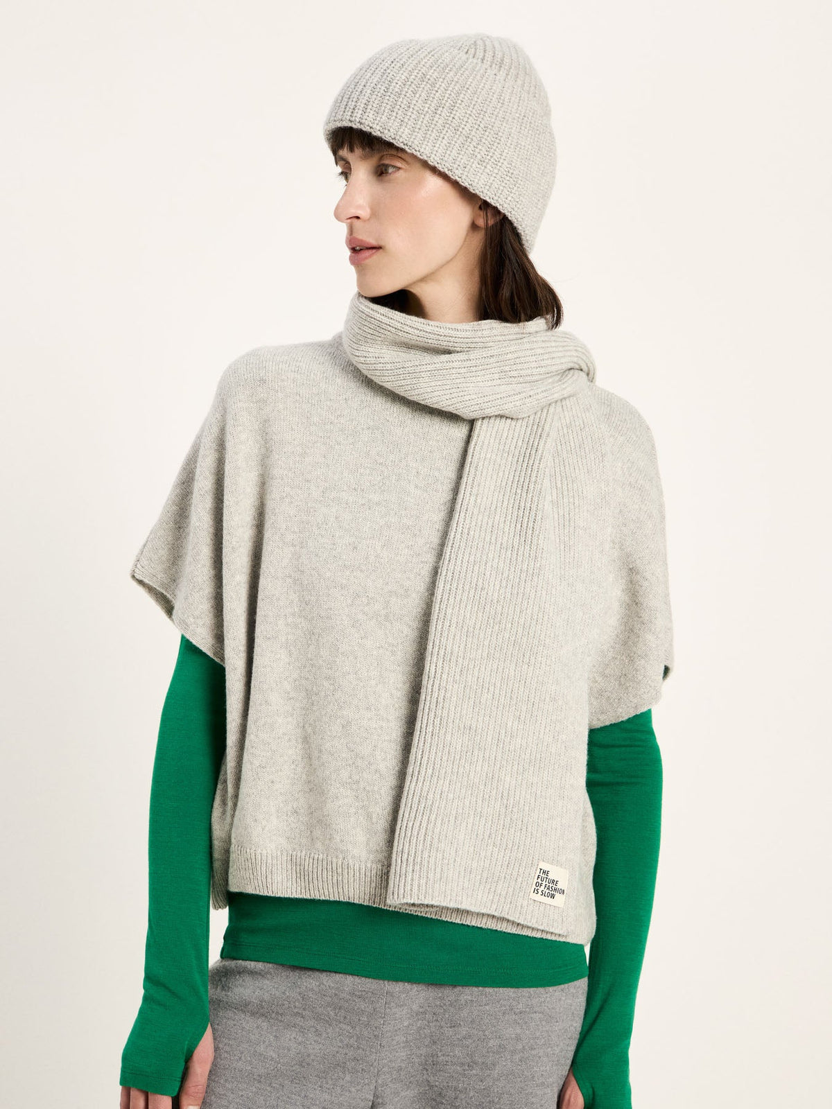 Bonnet côtelé laine et coton bio LANIUS Gris chiné porté avec une écharpe grise sur un pull vert