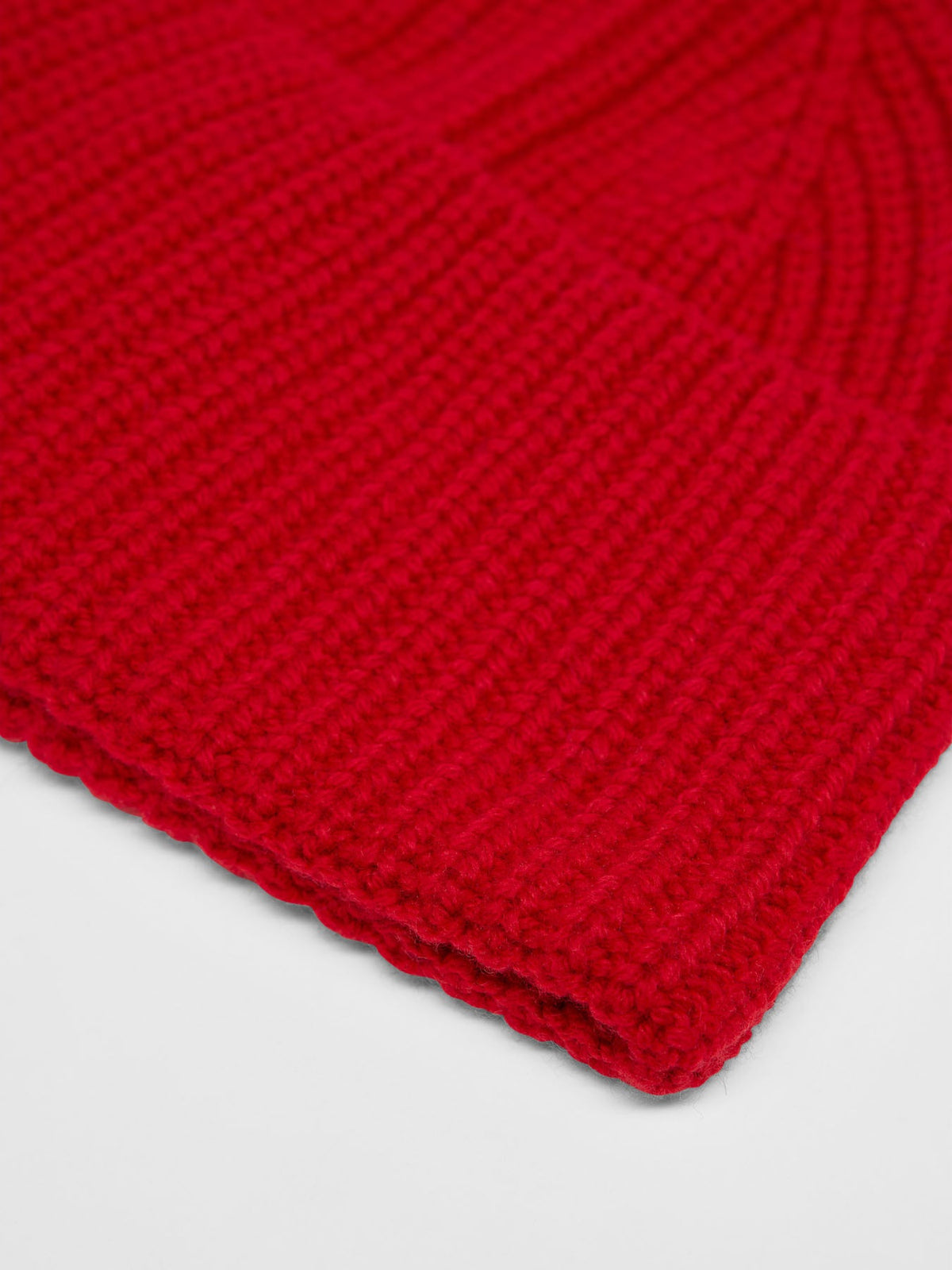 Bonnet côtelé LANIUS Rouge – détail de la maille côtelée