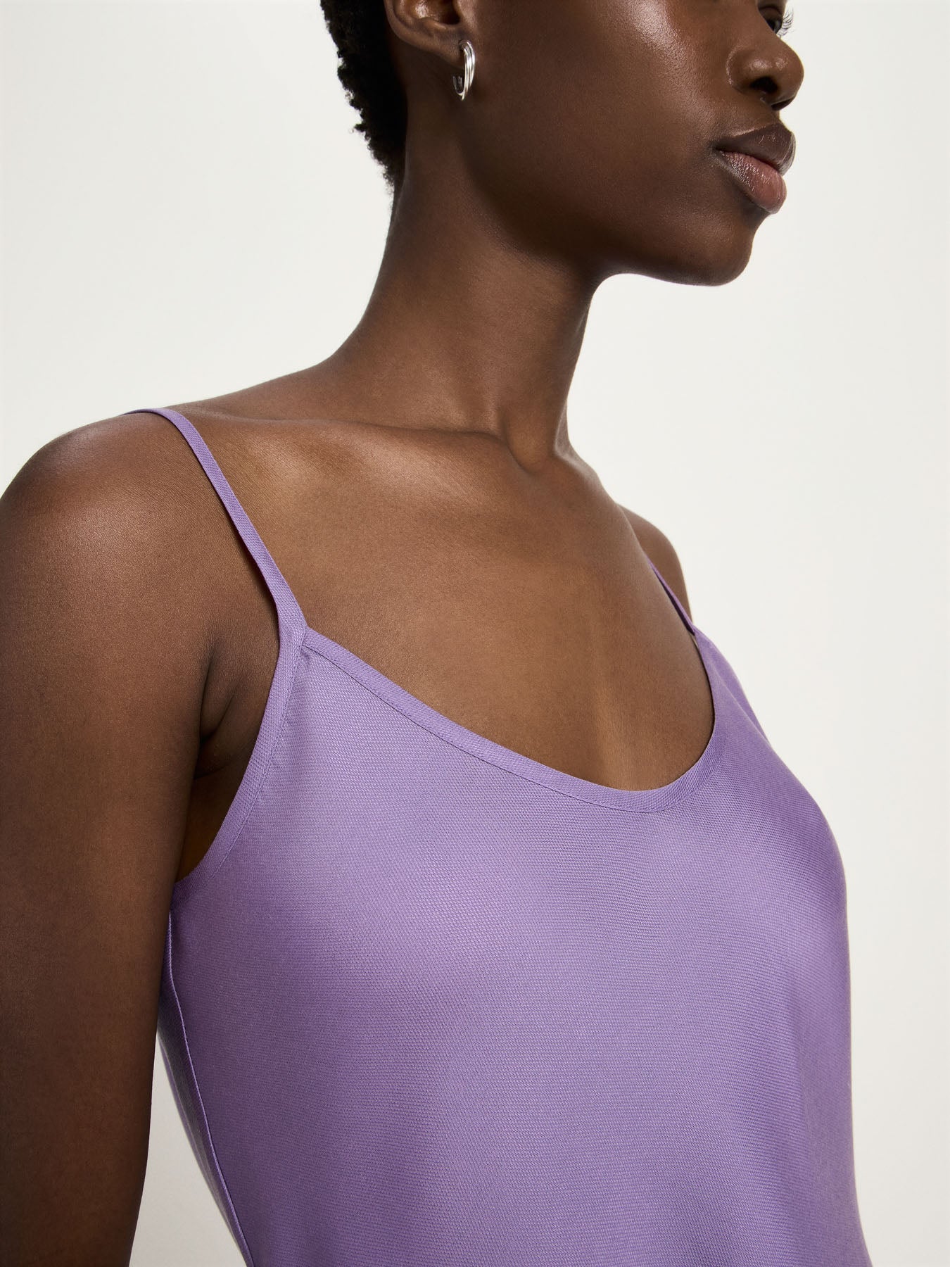 Caraco TENCEL LANIUS Brume Violette – détail encolure et bretelle réglable