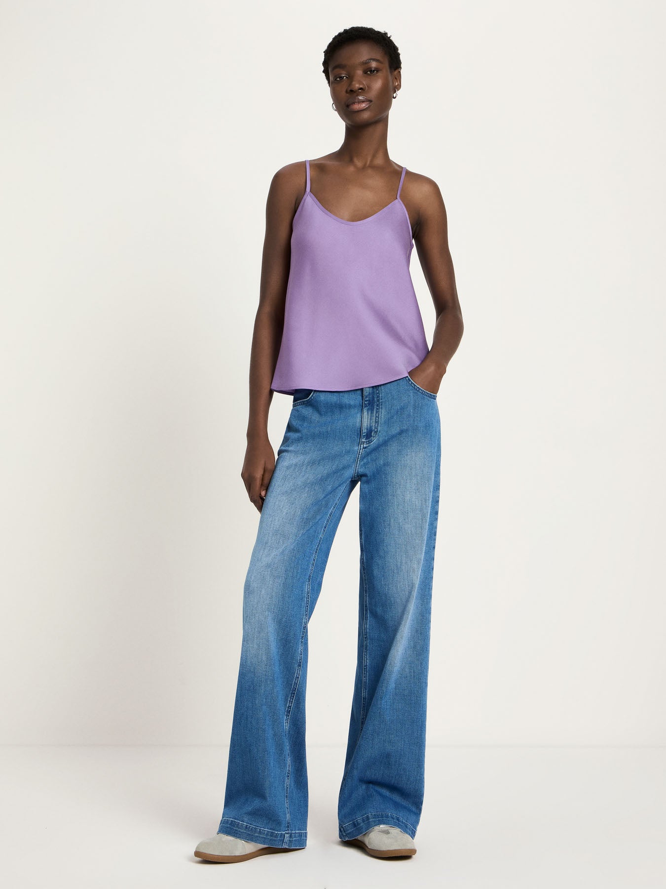 Caraco TENCEL LANIUS Brume Violette porté avec un jean large – vue de face