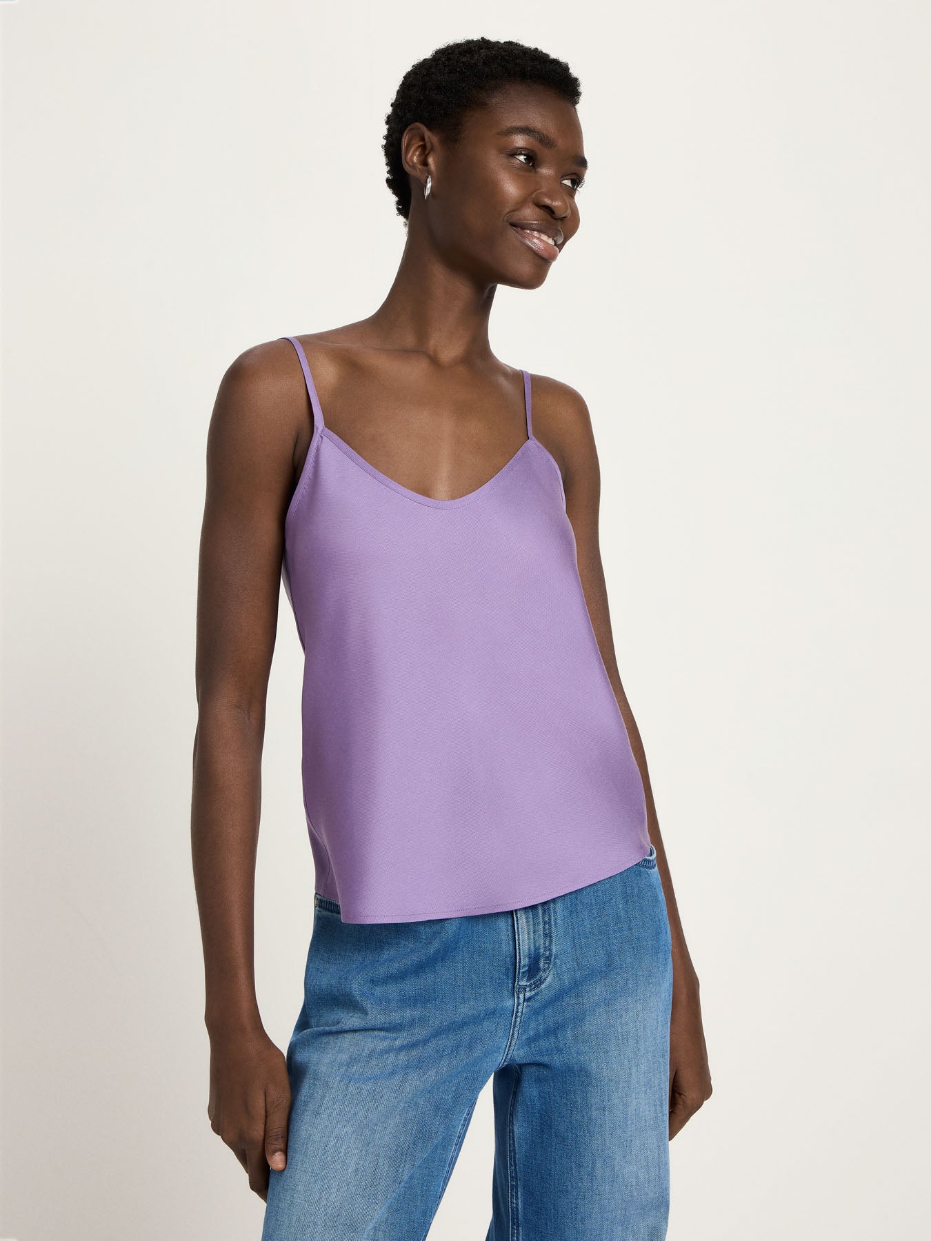 Caraco TENCEL LANIUS Brume Violette porté avec un jean – vue de face, mannequin souriant