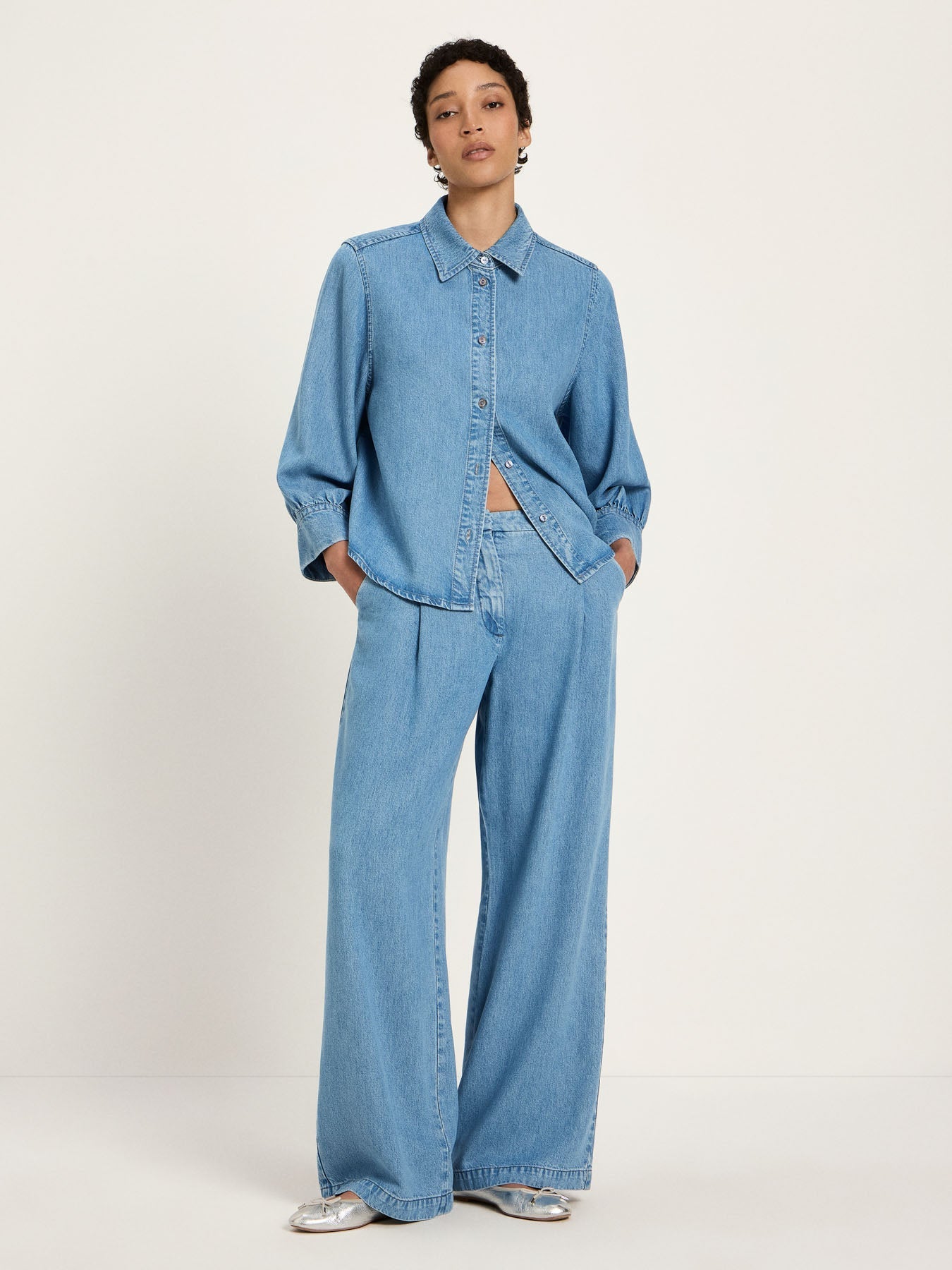 Chemise en denim fluide LANIUS Bleu Délavé portée avec le pantalon large assorti – vue en pied
