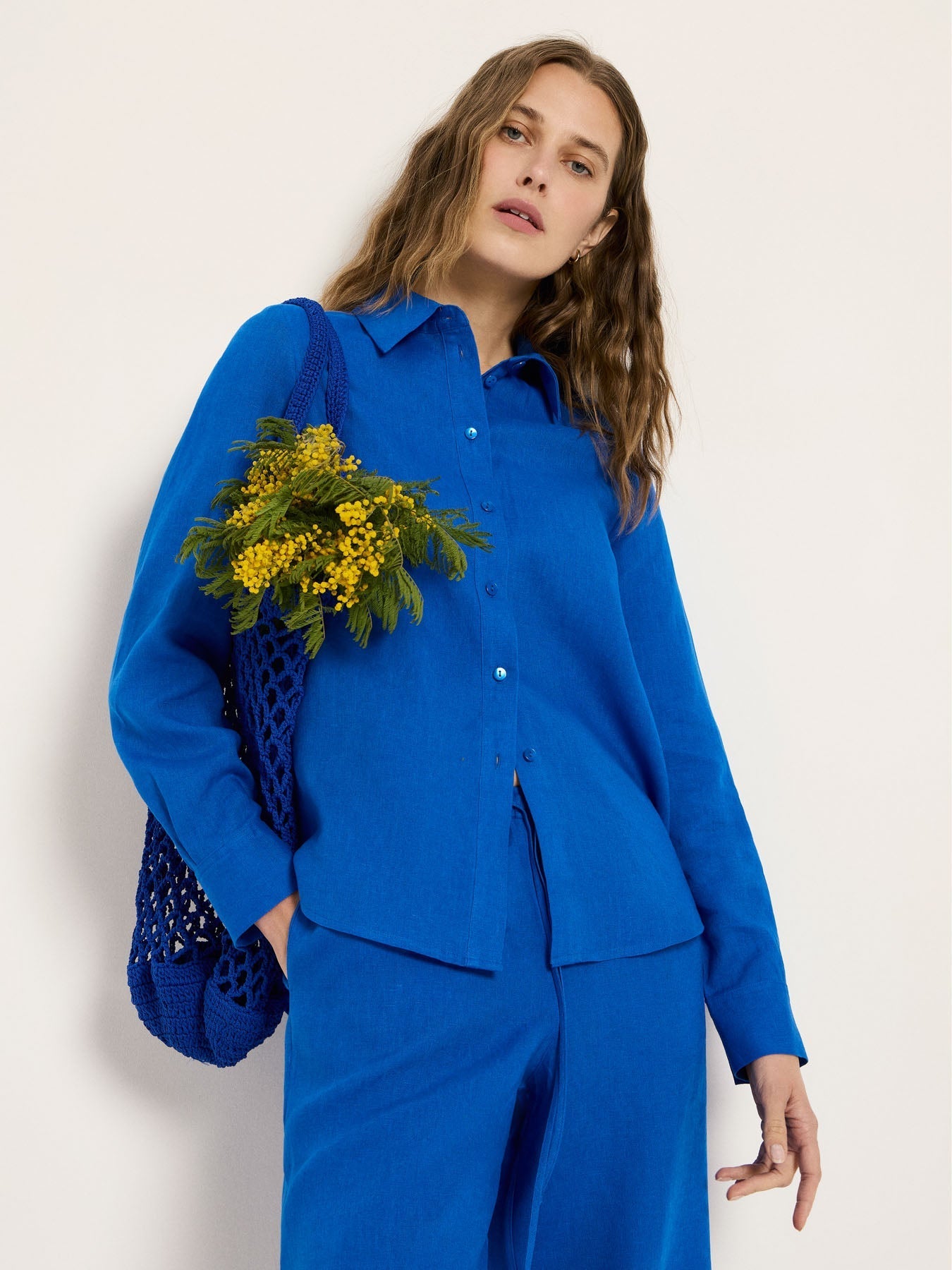 Chemisier en lin bio LANIUS GOTS Bleu Lapis – vue lifestyle