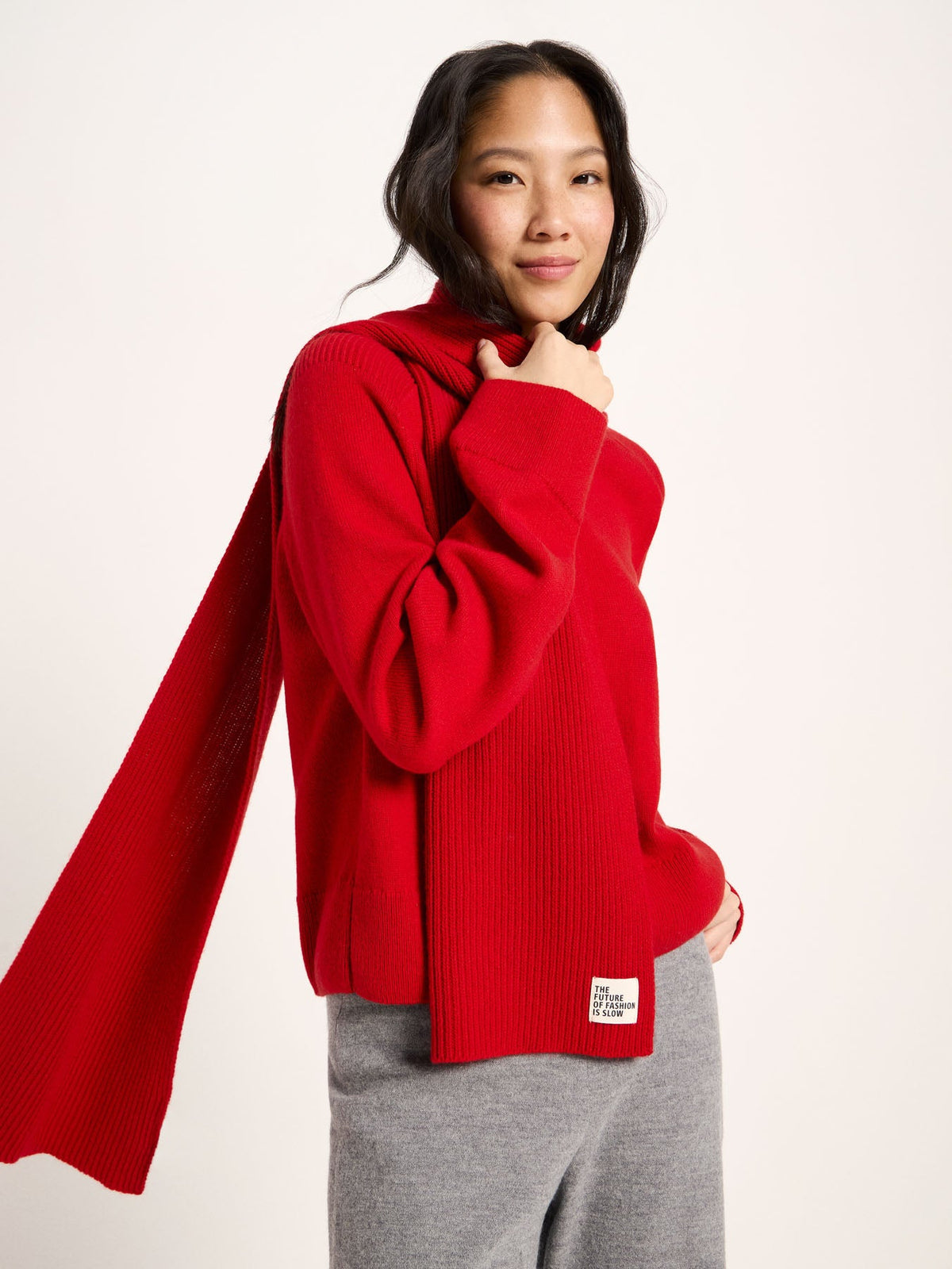 Écharpe côtelée laine et coton bio LANIUS Rouge portée en ton sur ton avec un pull rouge